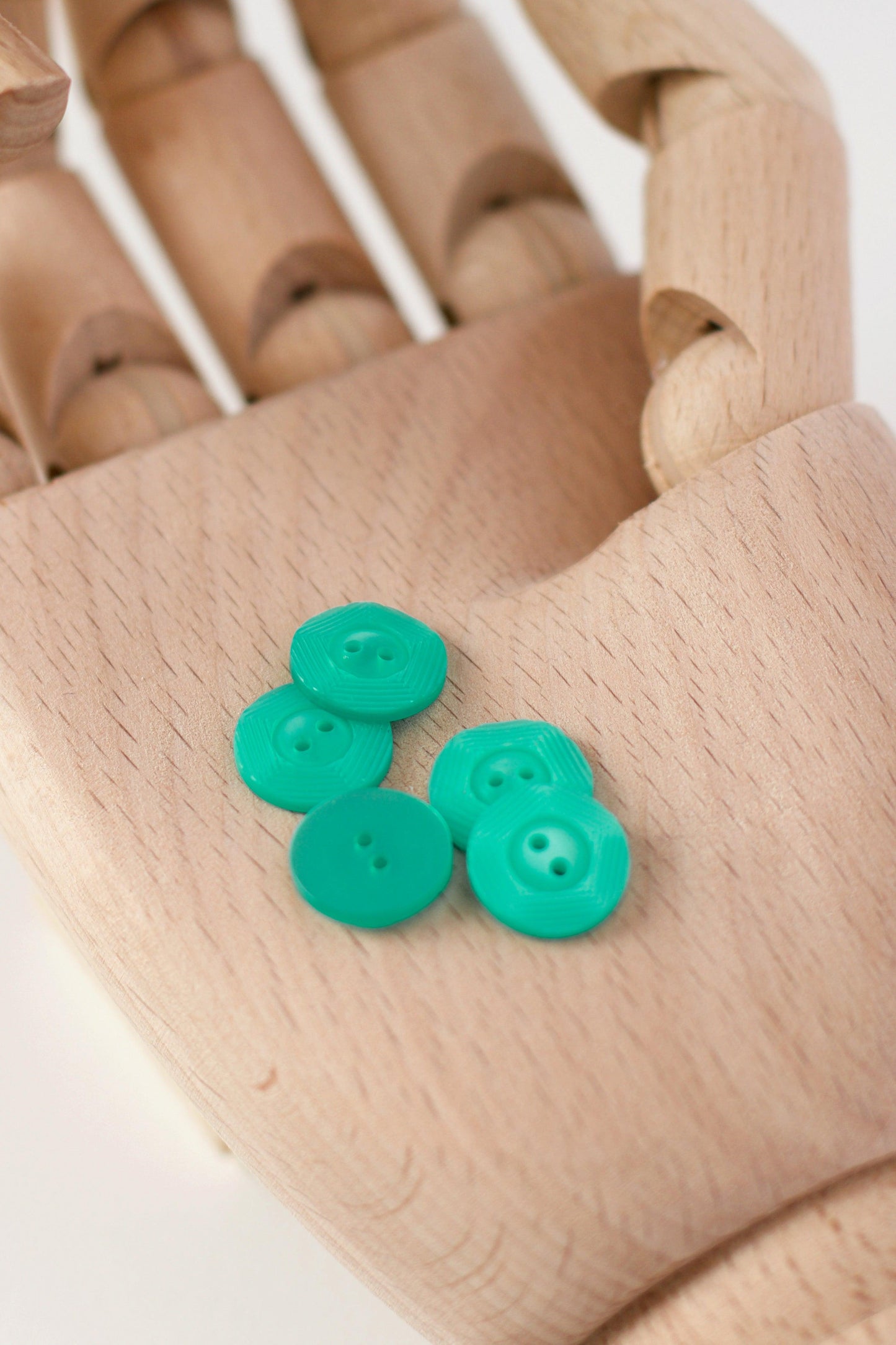 boutons vintages ronds à coudre, 2 deux trous, vert clair vif, en plastique , diamètre 10 12 14 mm