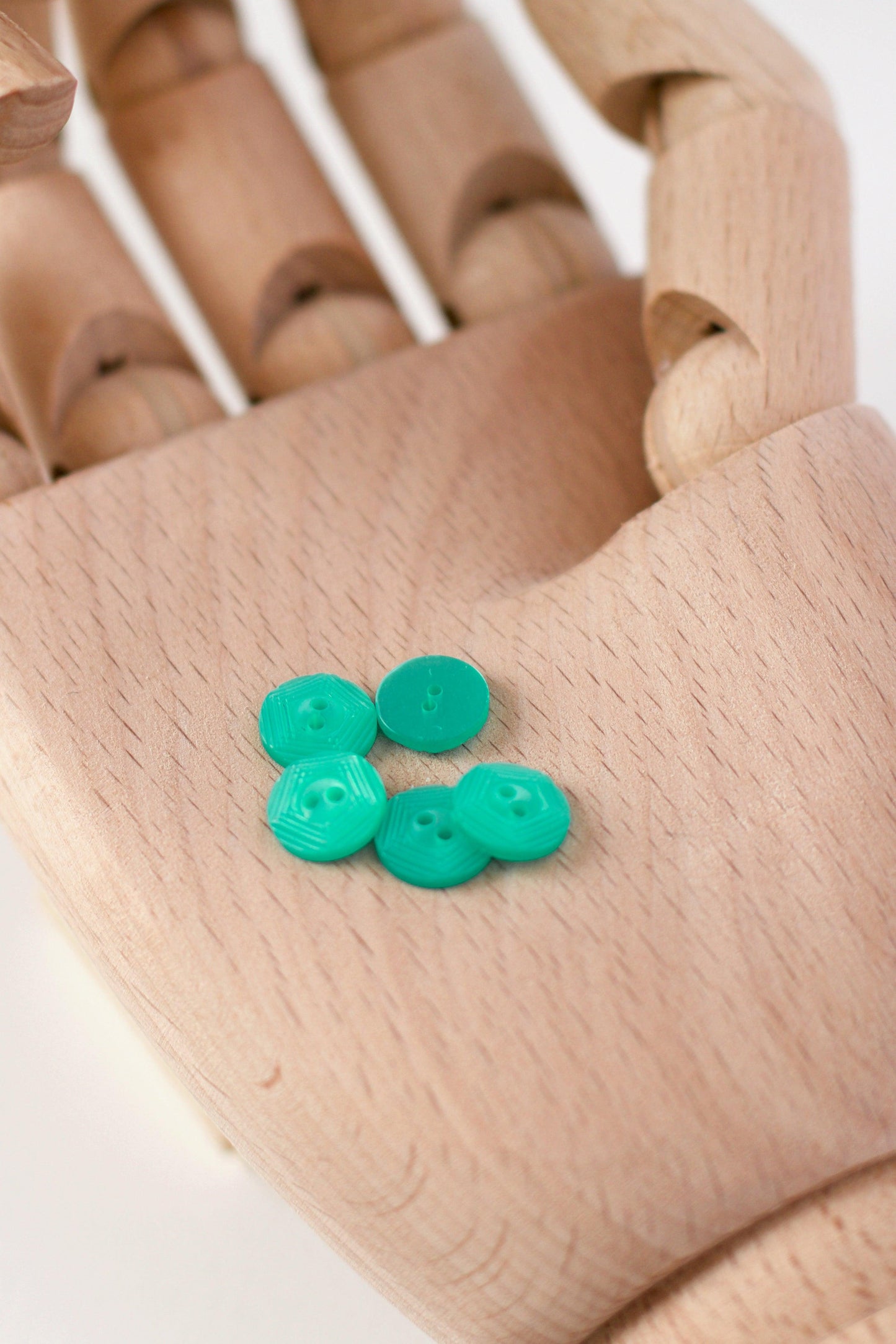 boutons vintages ronds à coudre, 2 deux trous, vert clair vif, en plastique , diamètre 10 12 14 mm
