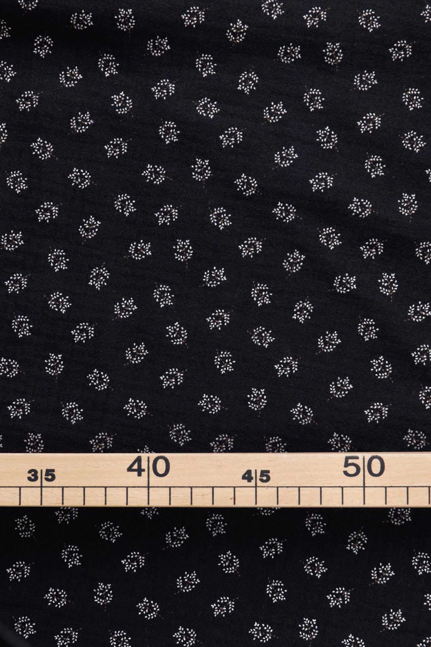 tissu pour couture bébé ou femme
double gaze de coton biologique noire imprimée motif feuillage blanc/écru/marron