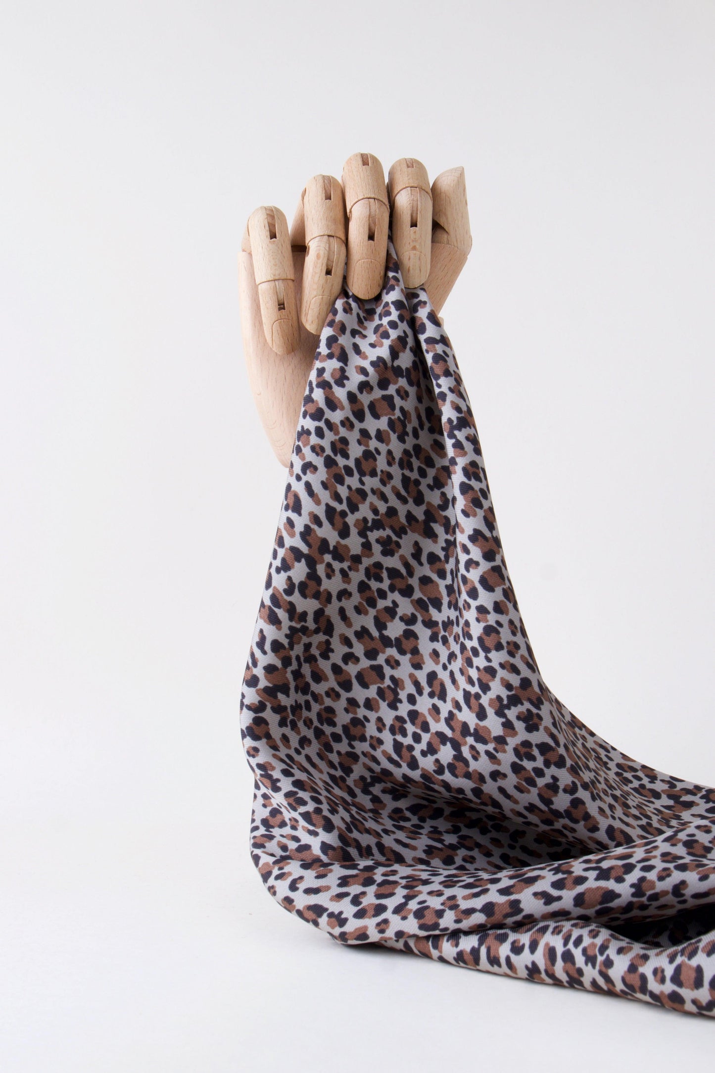 Twill de viscose t soie, imprimé léopard noir et marron pour couture de vêtements femme