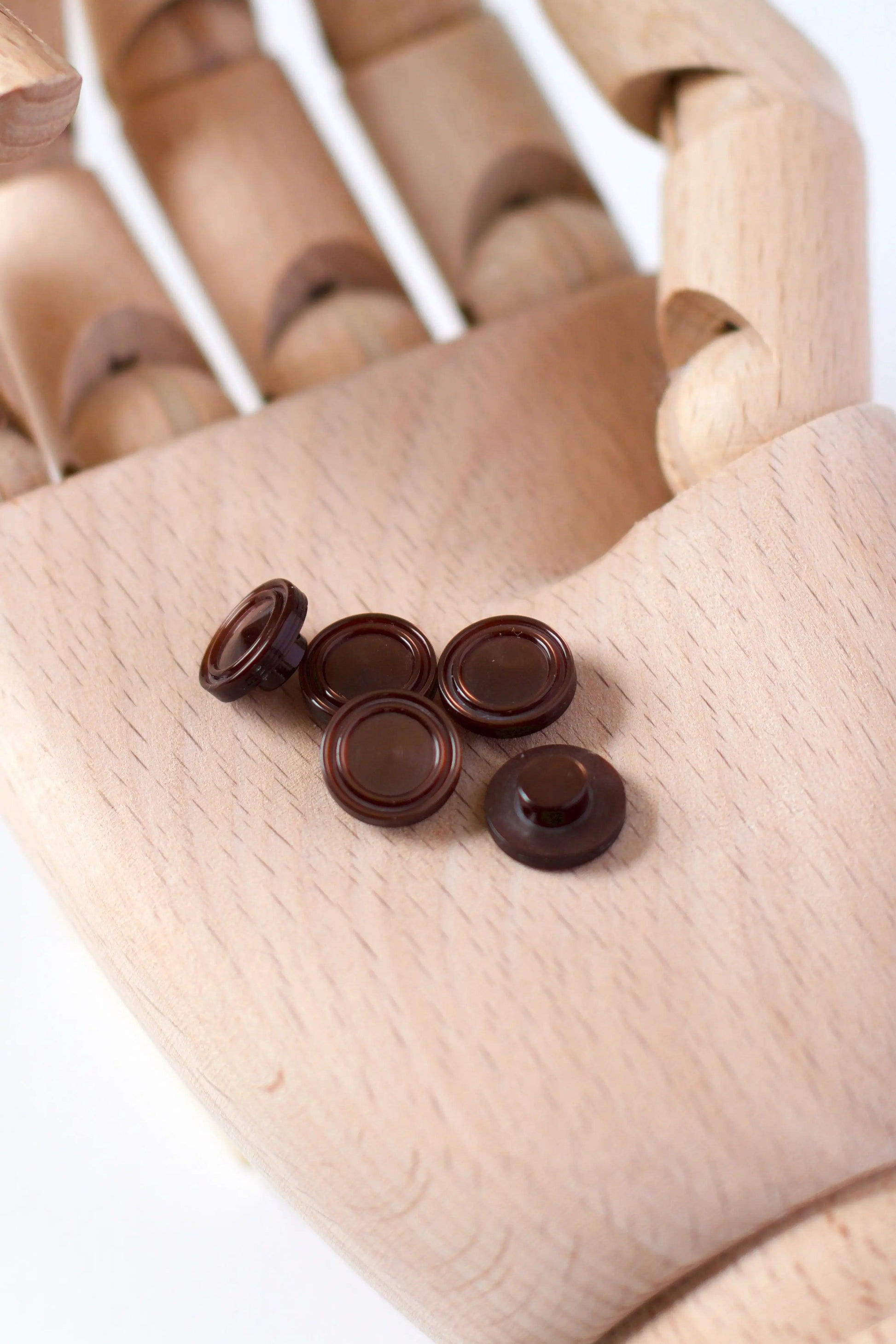 boutons vintages ronds  à coudre, à queue, plastique marron , diamètre 11 mm
muremure mercerie