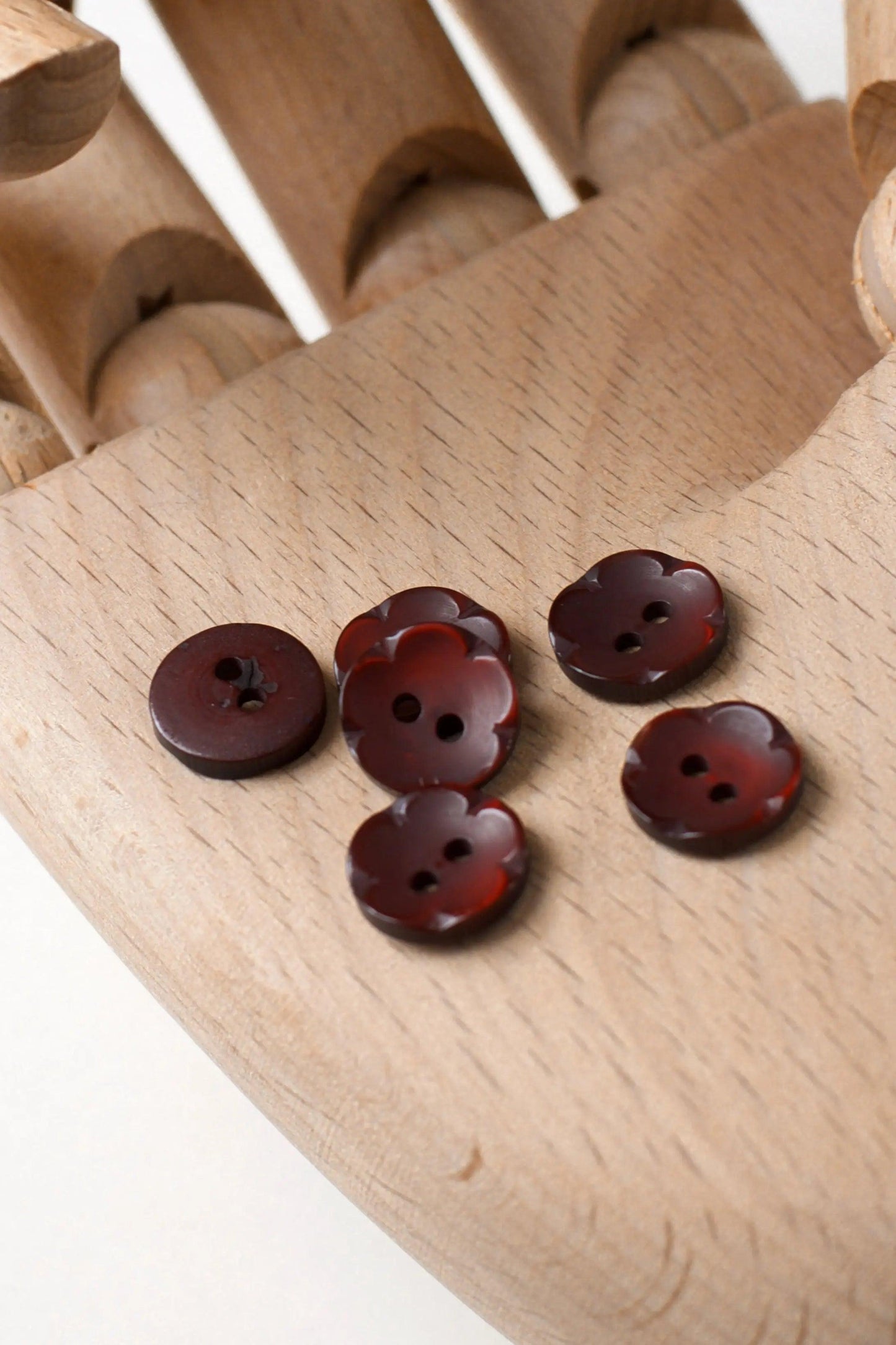 boutons vintages ronds, en forme de fleur,  à coudre, 2 deux trous, plastique amarante (bordeaux foncé) , diamètre 11 mm; Muremure mercerie