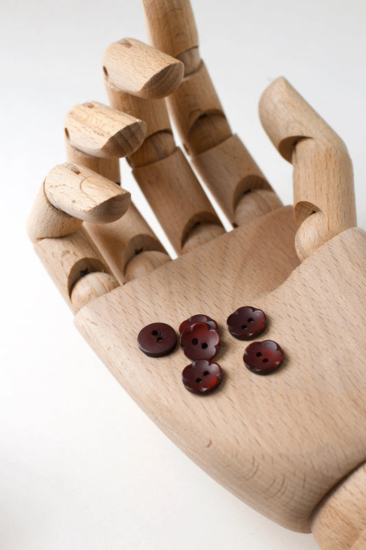 boutons vintages ronds, en forme de fleur,  à coudre, 2 deux trous, plastique amarante (bordeaux foncé) , diamètre 11 mm; Muremure mercerie