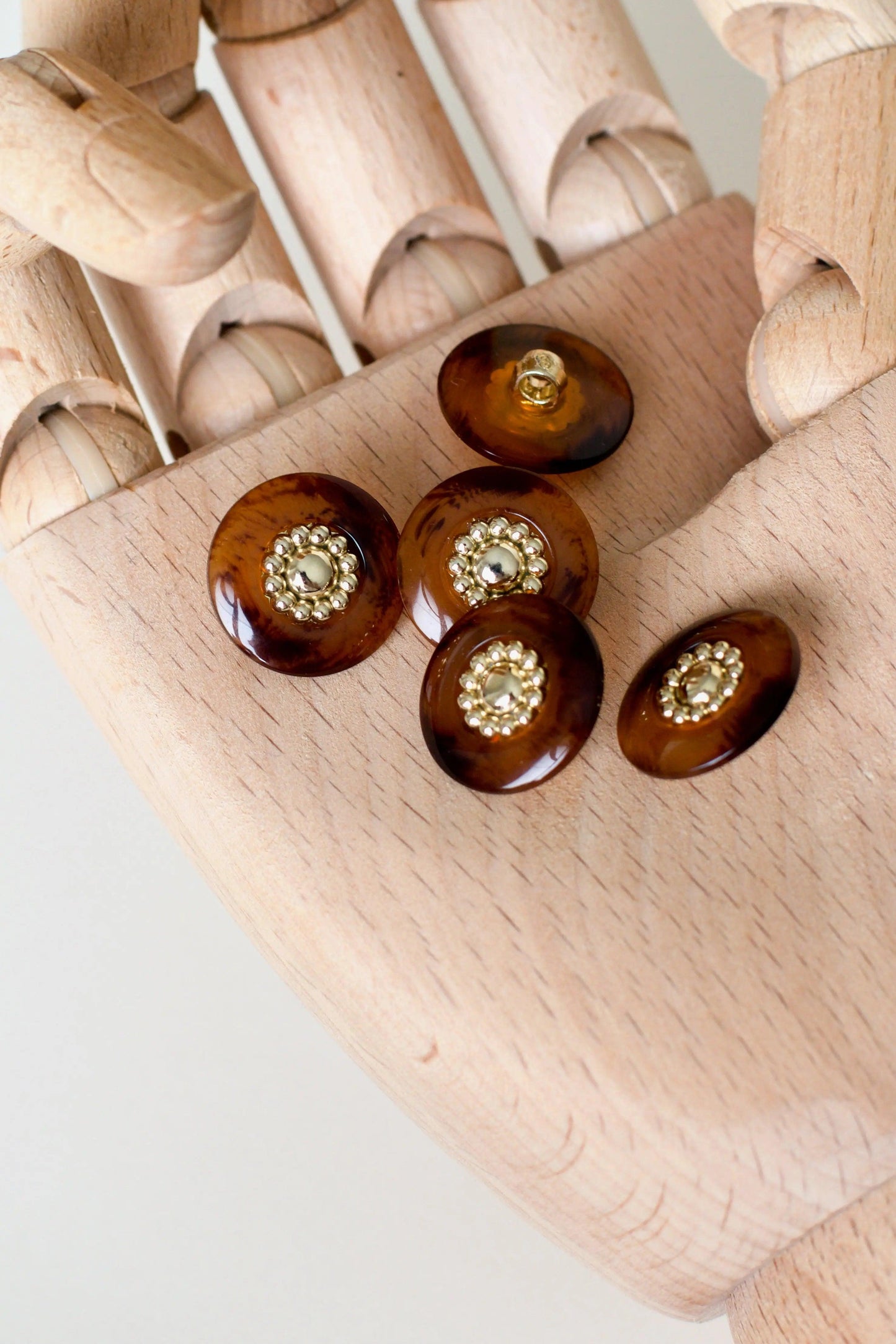 Boutons ronds vintages, marron translucide transparent marbré, effet corne, à queue, en plastique doré,  diamètre 18mm, fleur, muremure mercerie