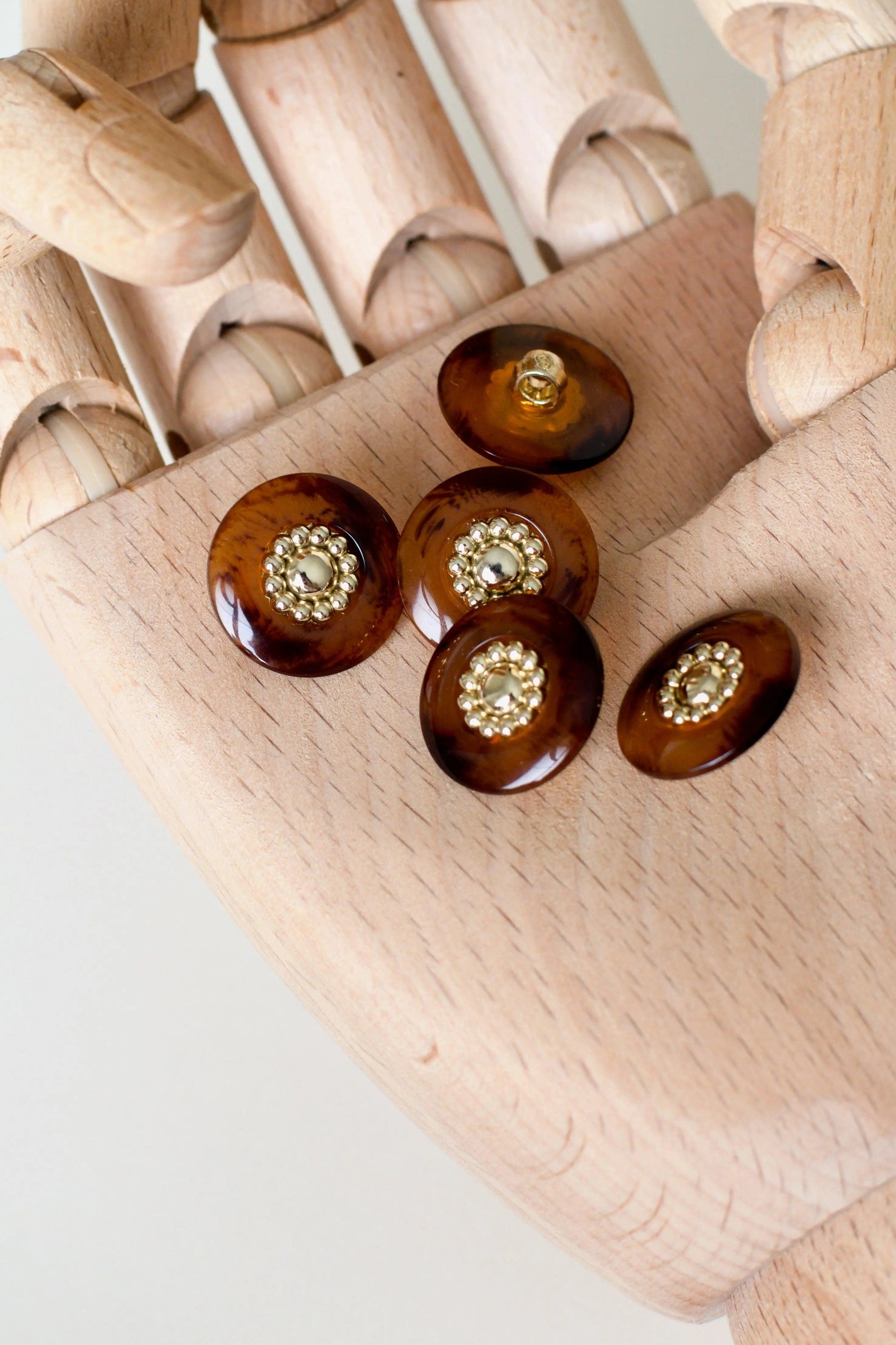 Boutons ronds vintages, marron translucide transparent marbré, effet corne, à queue, en plastique doré,  diamètre 18mm, fleur, muremure mercerie