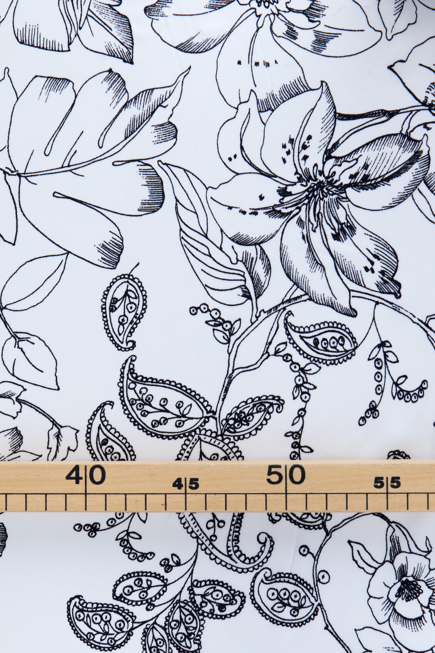 Satin de viscose imprimé fleurs noires