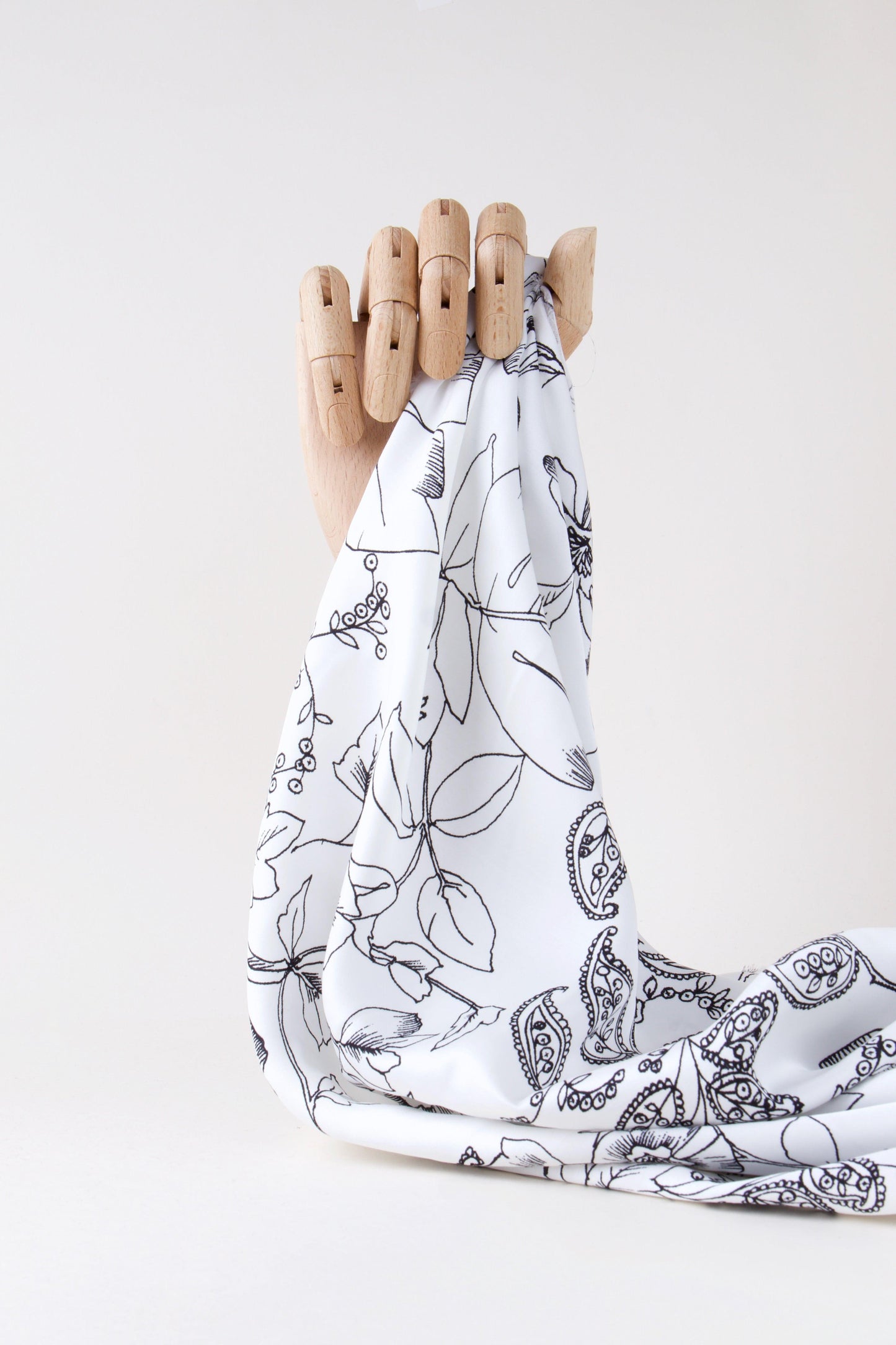 Satin de viscose imprimé fleurs noires