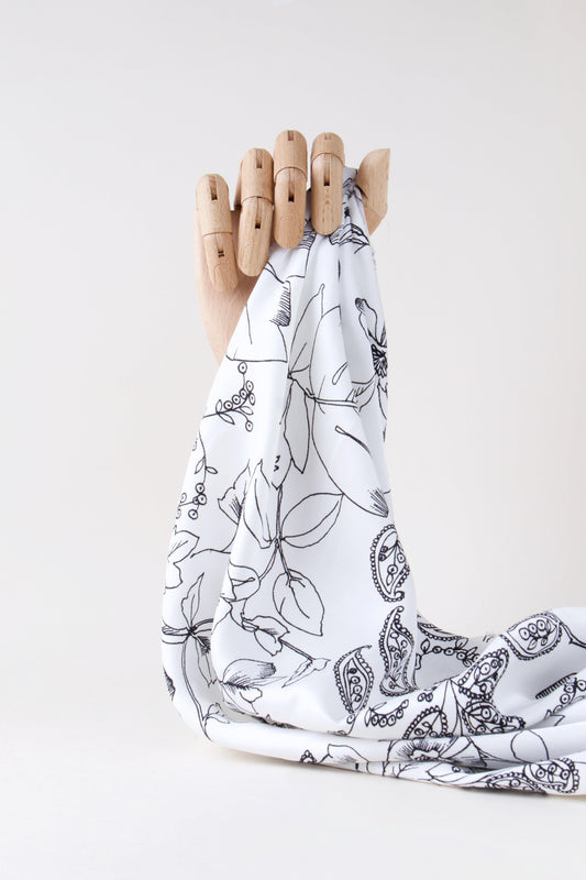 Satin de viscose imprimé fleurs noires