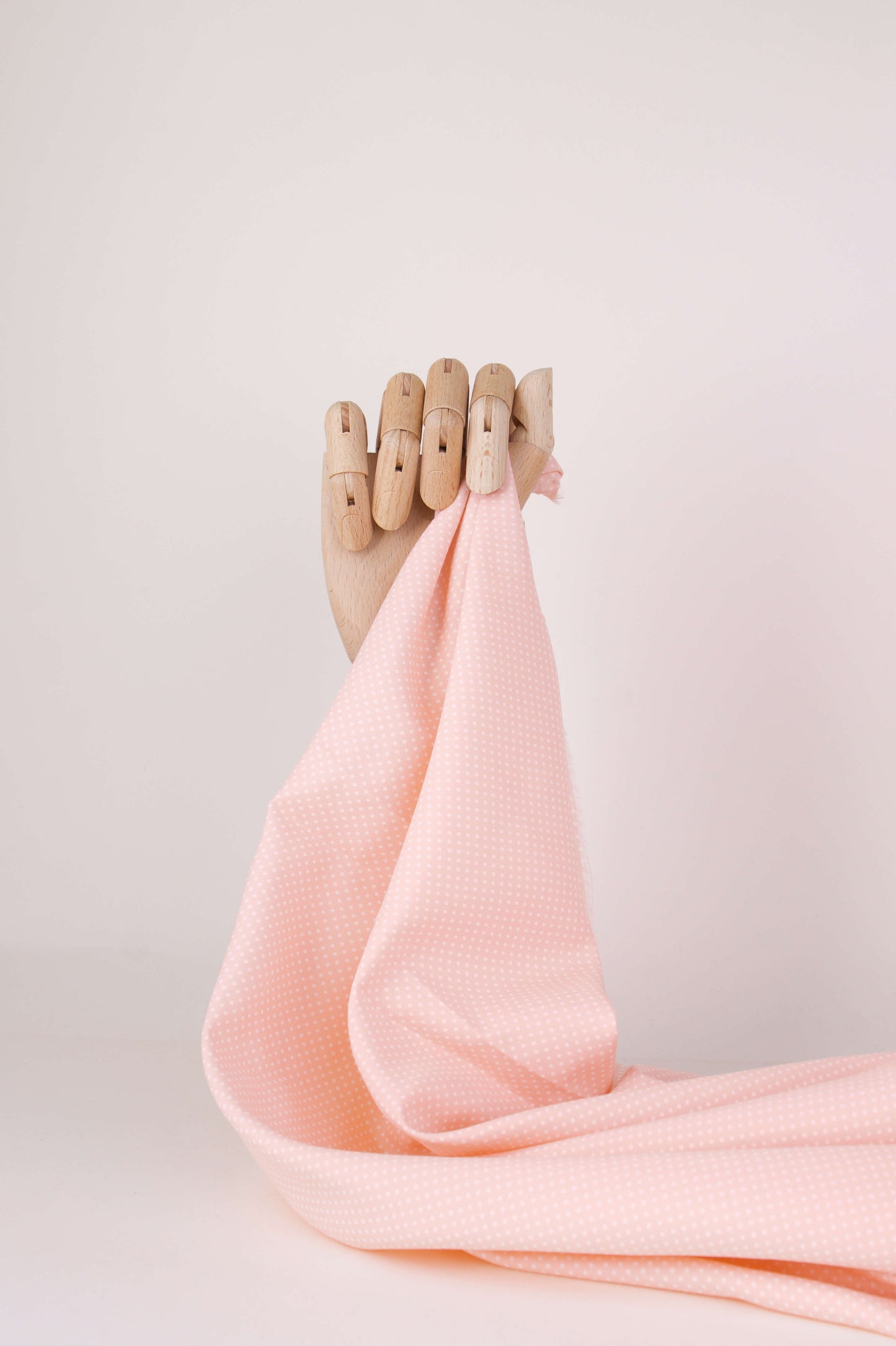 Popeline de viscose rose pêche à pois blancs
