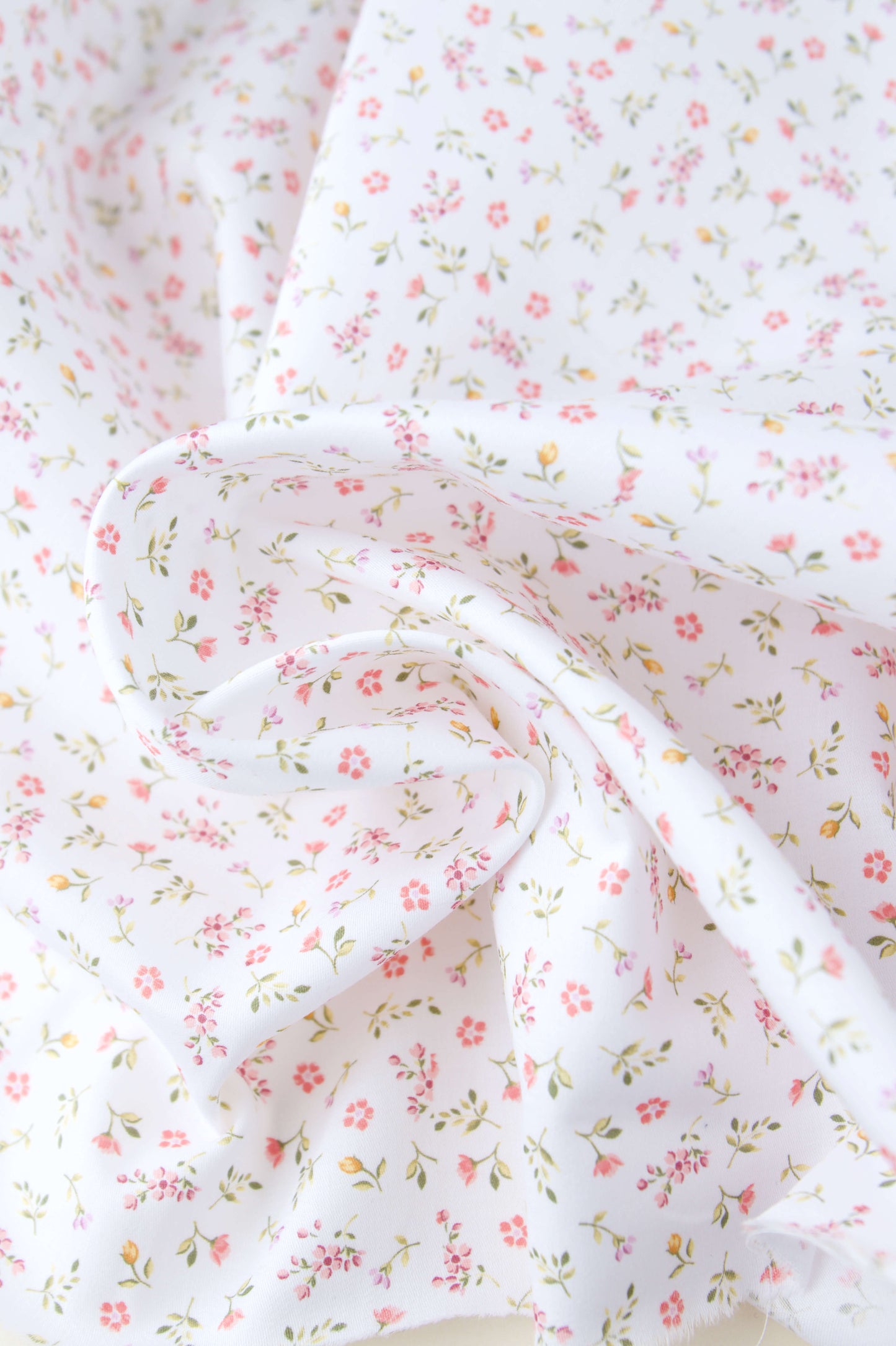 Twill de coton blanc - imprimé petites fleurs roses