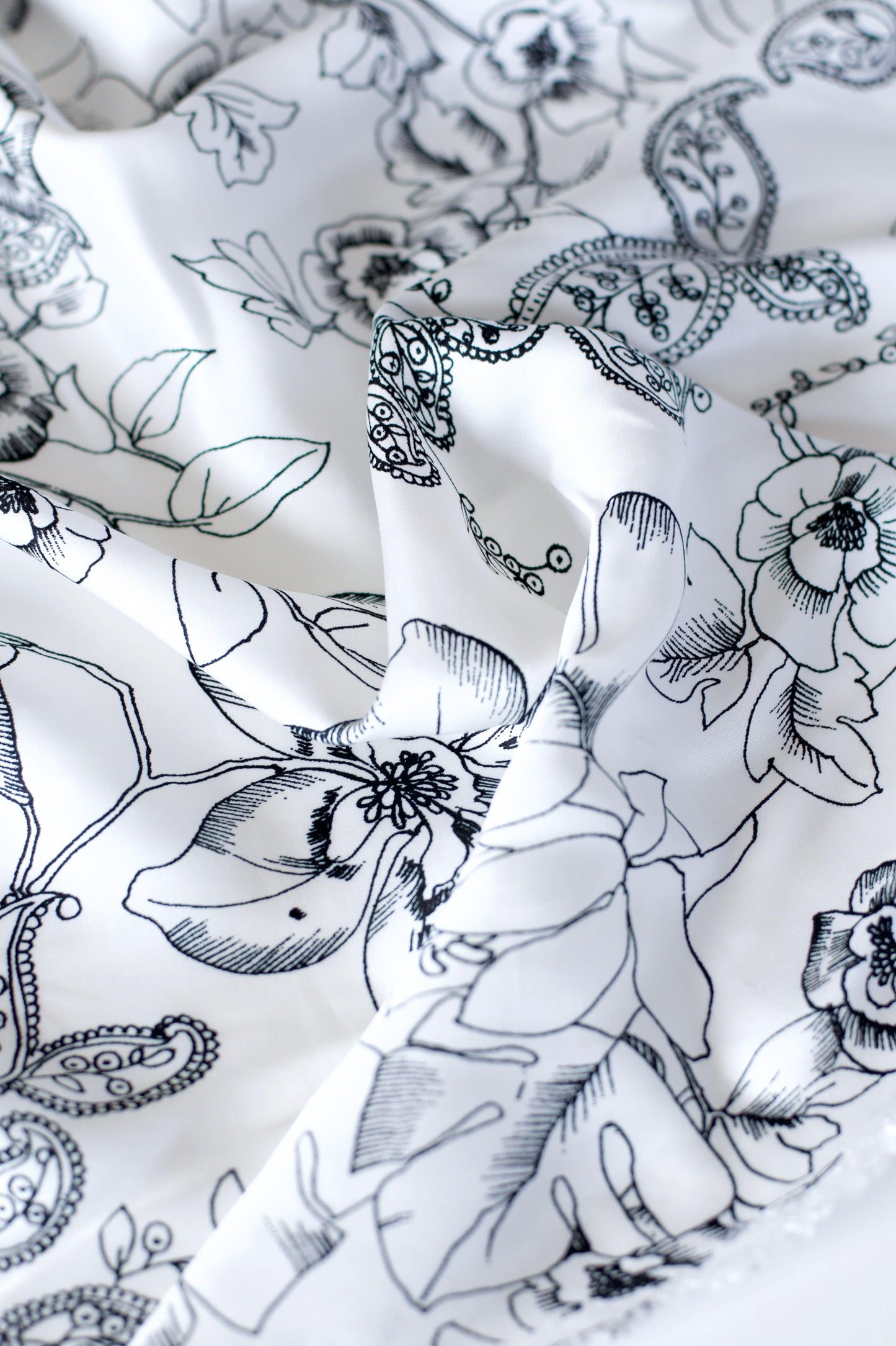 Satin de viscose imprimé fleurs noires