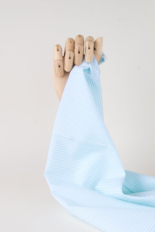 Popeline de coton à fines rayures blanc et vert d'eau (mint / turquoise), pour couture de chemise, top, blouse, robe, accessoires, doublure,... 
Tissu upcyclé, issu de stocks dormants. disponible chez Muremure - mercerie poéthique