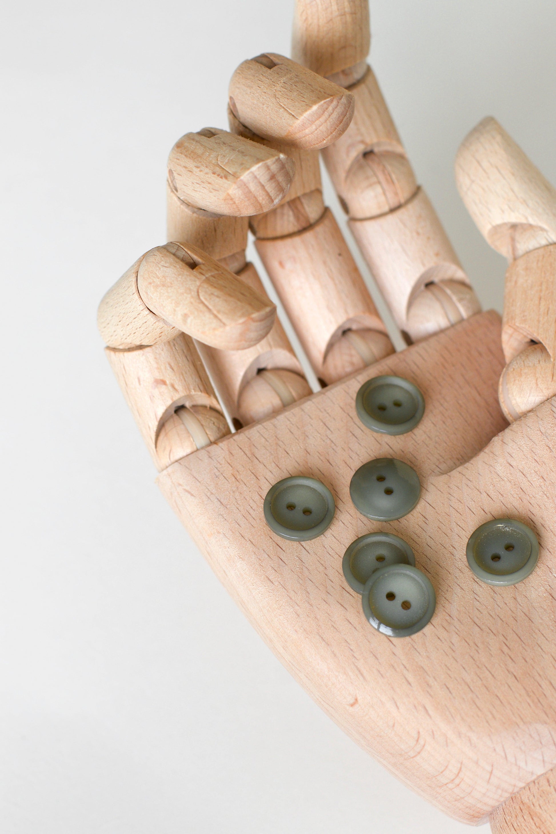 Boutons ronds vintages, en plastique, vert de gris, kaki, lichen, fougère, cedar atelier brunette, 2 trous,  diamètre 14mm, muremure mercerie