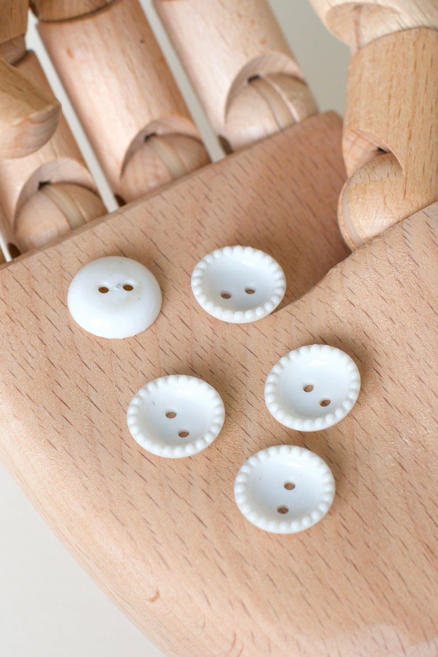 Boutons ronds vintages, festonnés/à pois, 2 trous, blanc, en plastique, diamètre 15mm, muremure mercerie