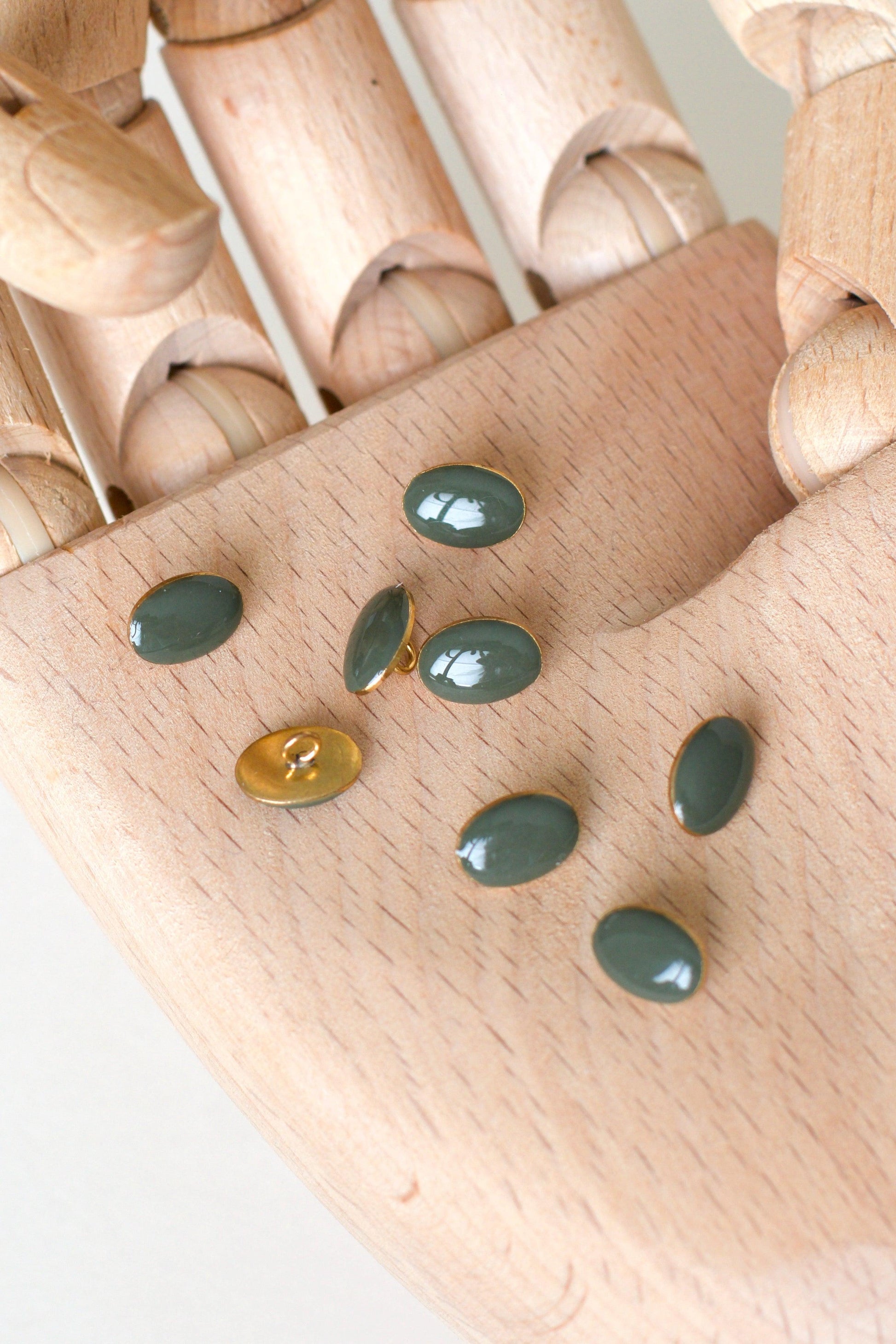 boutons vintages ovale  à coudre, à queue,  métal doré émaillé vert kaki/sauge/vert de gris , diamètre 10 x 7 mm