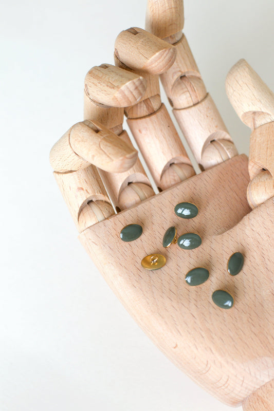 boutons vintages ovale  à coudre, à queue,  métal doré émaillé vert kaki/sauge/vert de gris , diamètre 10 x 7 mm