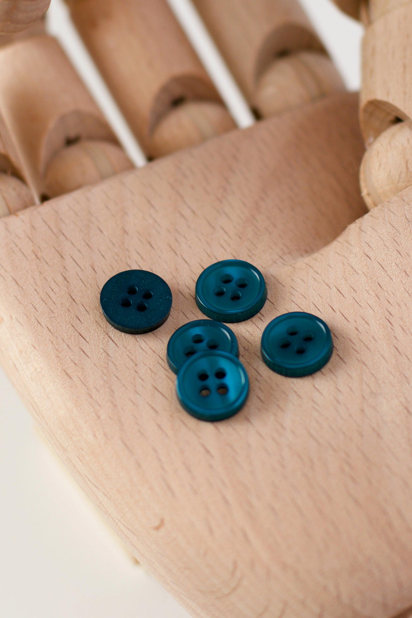 boutons vintages ronds  à coudre, classiques chemise 4 trous, plastique bleu vert canard , diamètre 11 mm