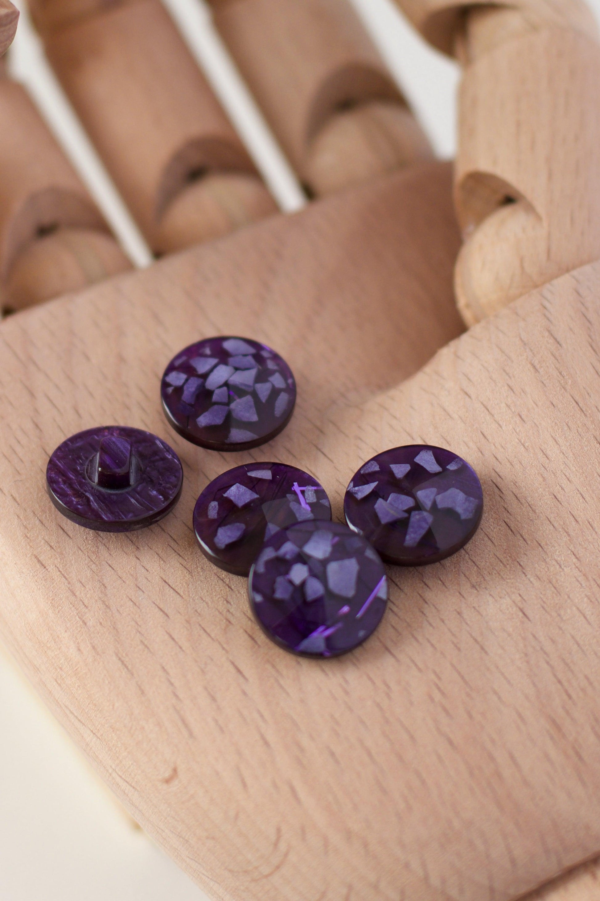 Boutons ronds vintages, à paillettes, effet terrazzo , à queue, violet, en plastique translucide transparent, diamètre 15mm, muremure mercerie