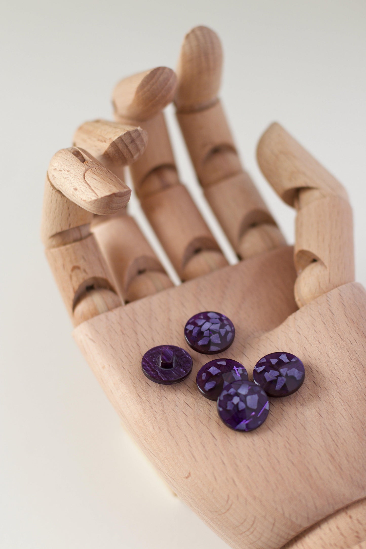 Boutons ronds vintages, à paillettes, effet terrazzo , à queue, violet, en plastique translucide transparent, diamètre 15mm, muremure mercerie
