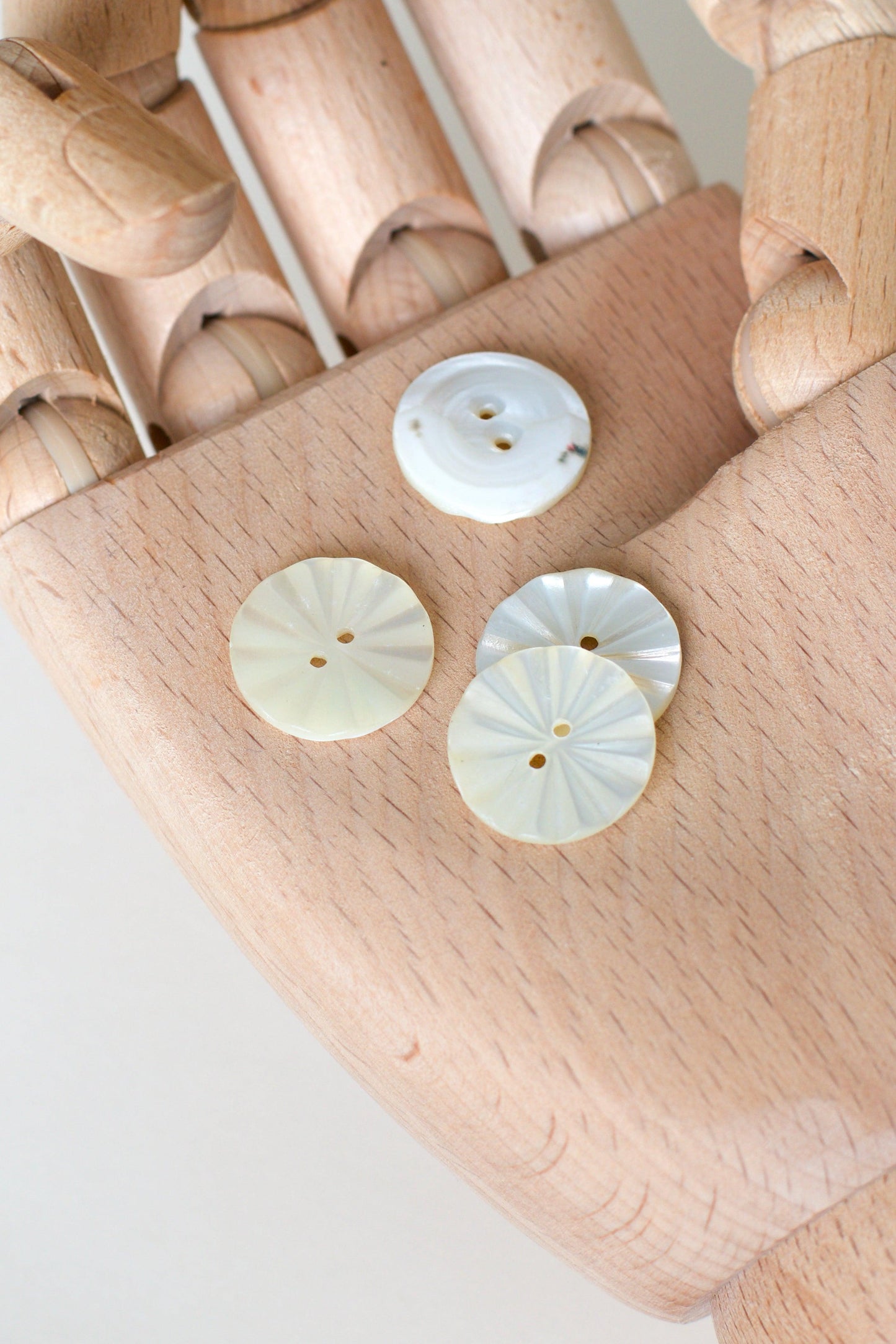 Boutons ronds vintages, en nacre naturelle, écru, blanc, 2 trous,  diamètre 18mm, strié, soleil, plissé, gravé, muremure mercerie