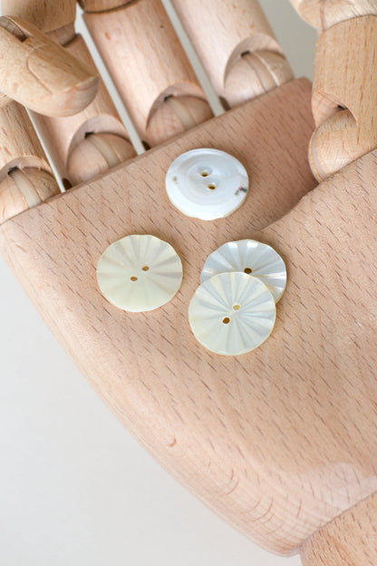 Boutons ronds vintages, en nacre naturelle, écru, blanc, 2 trous,  diamètre 18mm, strié, soleil, plissé, gravé, muremure mercerie