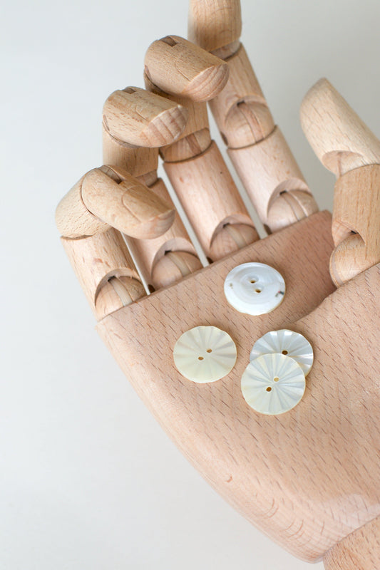 Boutons ronds vintages, en nacre naturelle, écru, blanc, 2 trous,  diamètre 18mm, strié, soleil, plissé, gravé, muremure mercerie