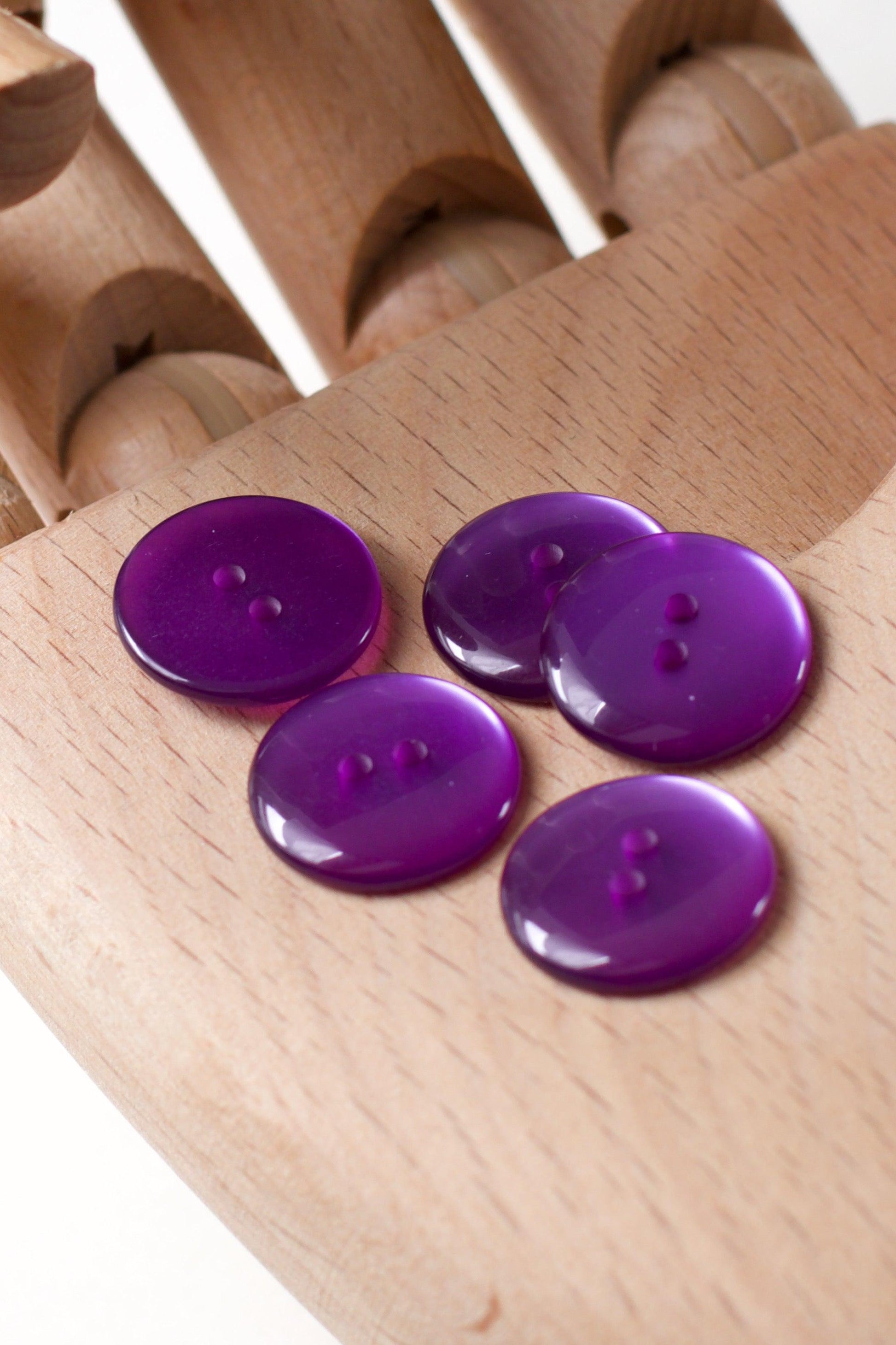 boutons vintages ronds à coudre, 2 deux trous, violets en plastique , diamètre 16 mm