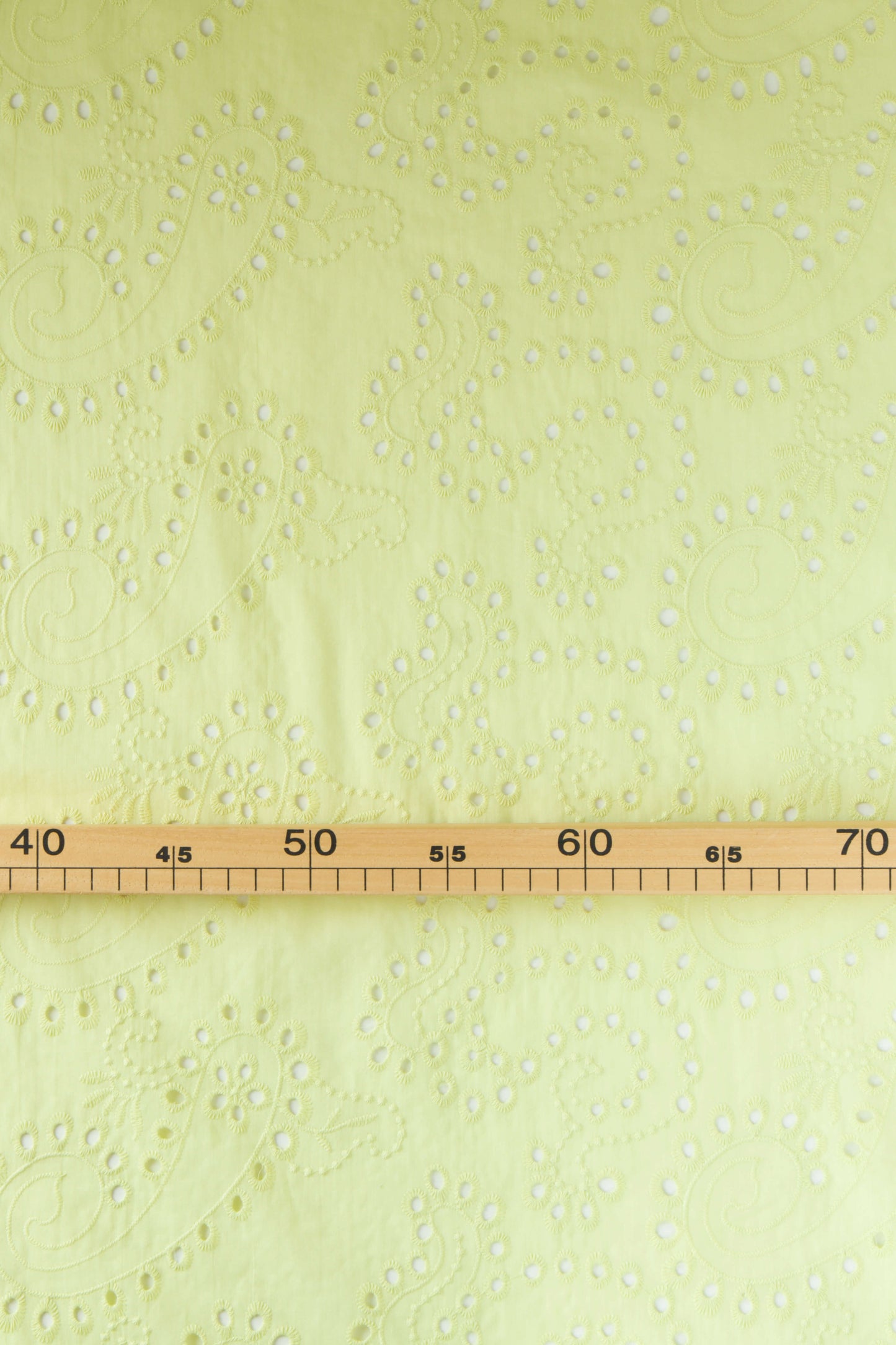 Tissu broderie anglaise jaune au mètre. Tissu 100% coton, écologique, fabriqué en Italie (Europe).