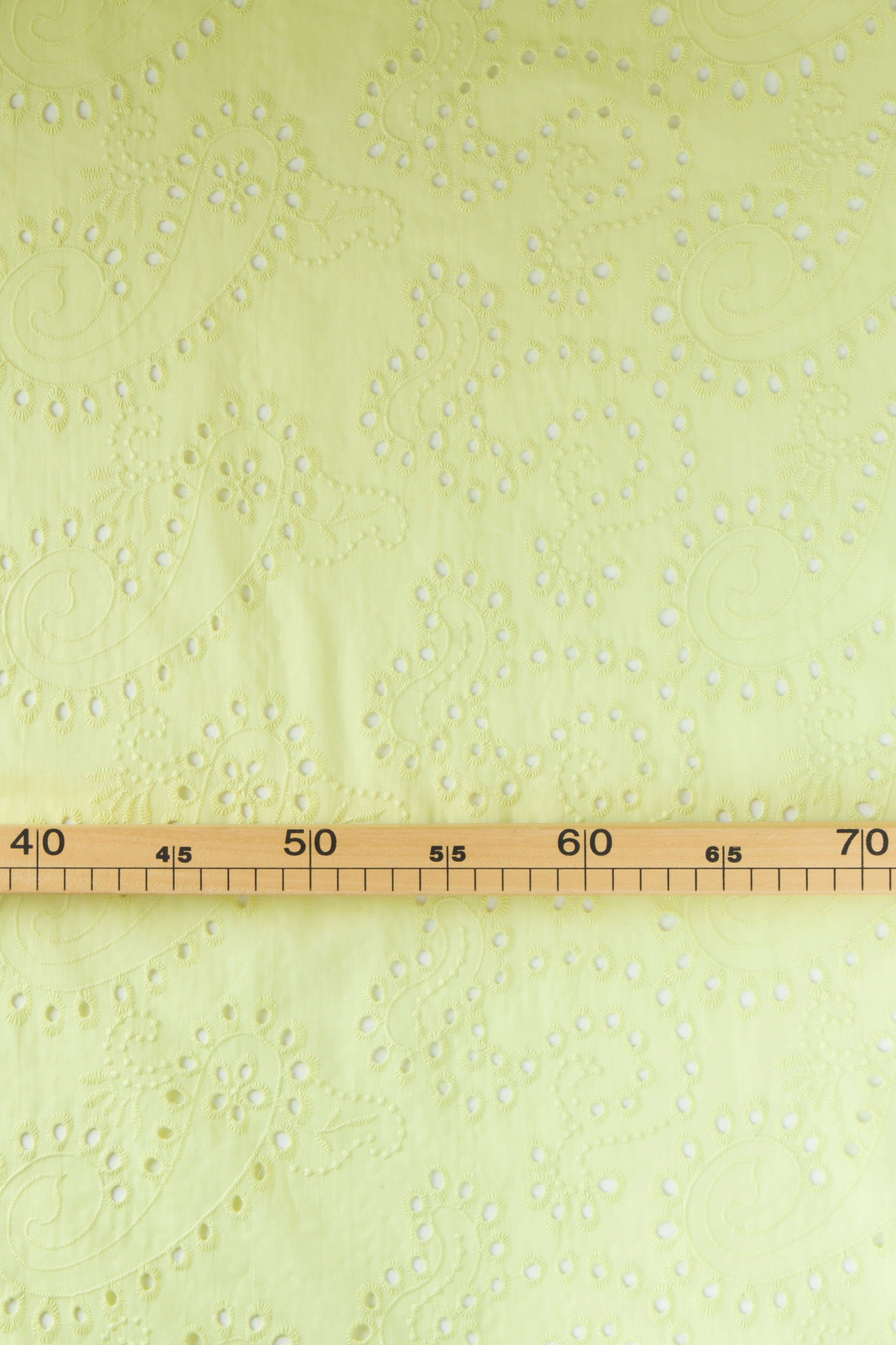 Tissu broderie anglaise jaune au mètre. Tissu 100% coton, écologique, fabriqué en Italie (Europe).