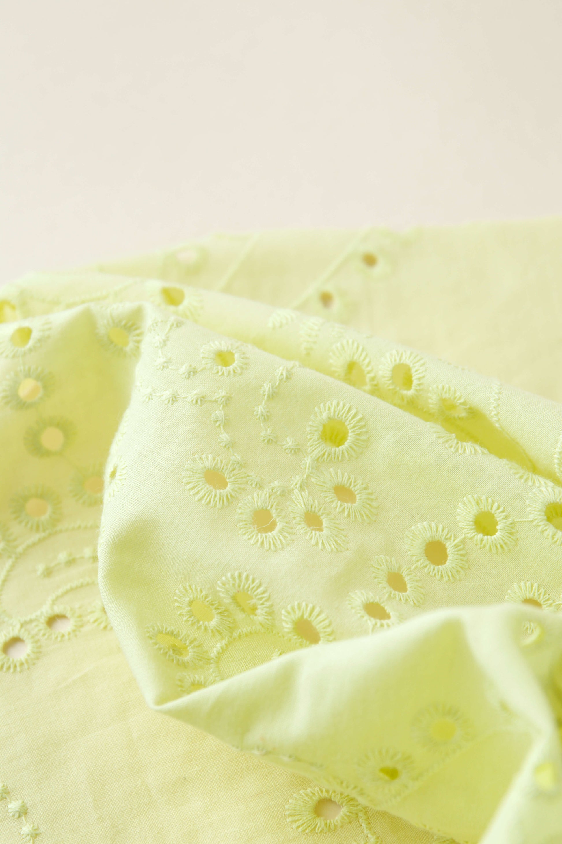Broderie anglaise jaune clair, en coton.
Tissu brodé et ajouré au mètre.