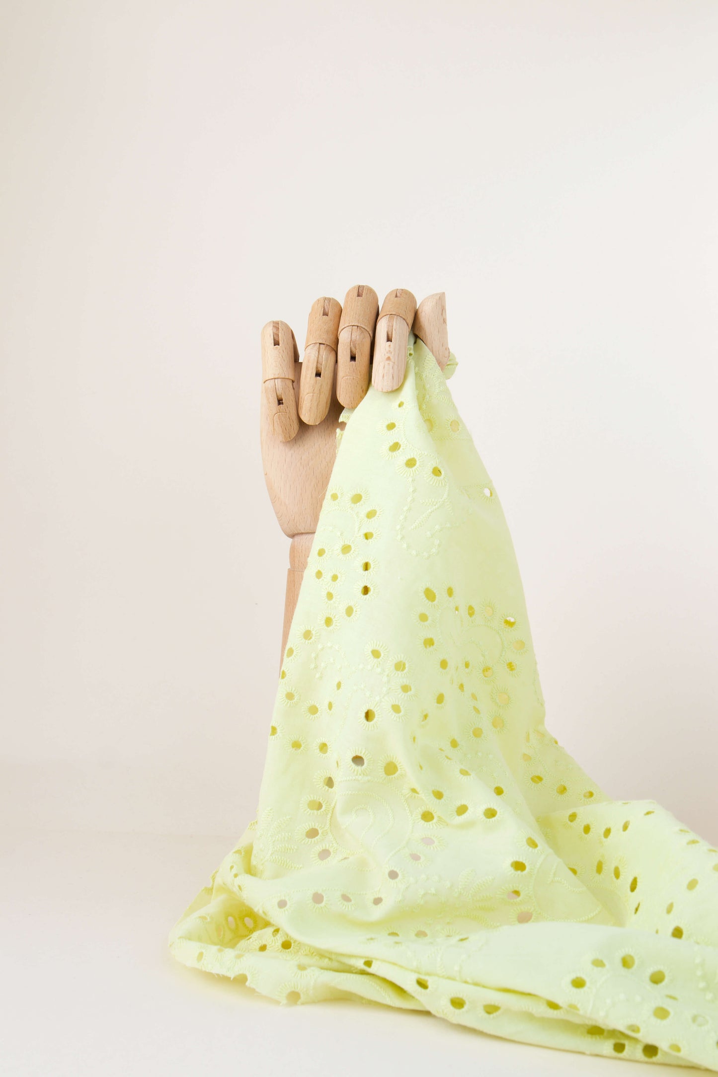 Broderie anglaise en coton jaune lime, au mètre pour la couture de blouse ou robe d'été, pour femme ou enfant.
