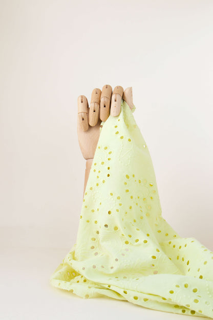Broderie anglaise en coton jaune lime, au mètre pour la couture de blouse ou robe d'été, pour femme ou enfant.