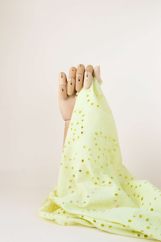 Broderie anglaise en coton jaune lime, au mètre pour la couture de blouse ou robe d'été, pour femme ou enfant.