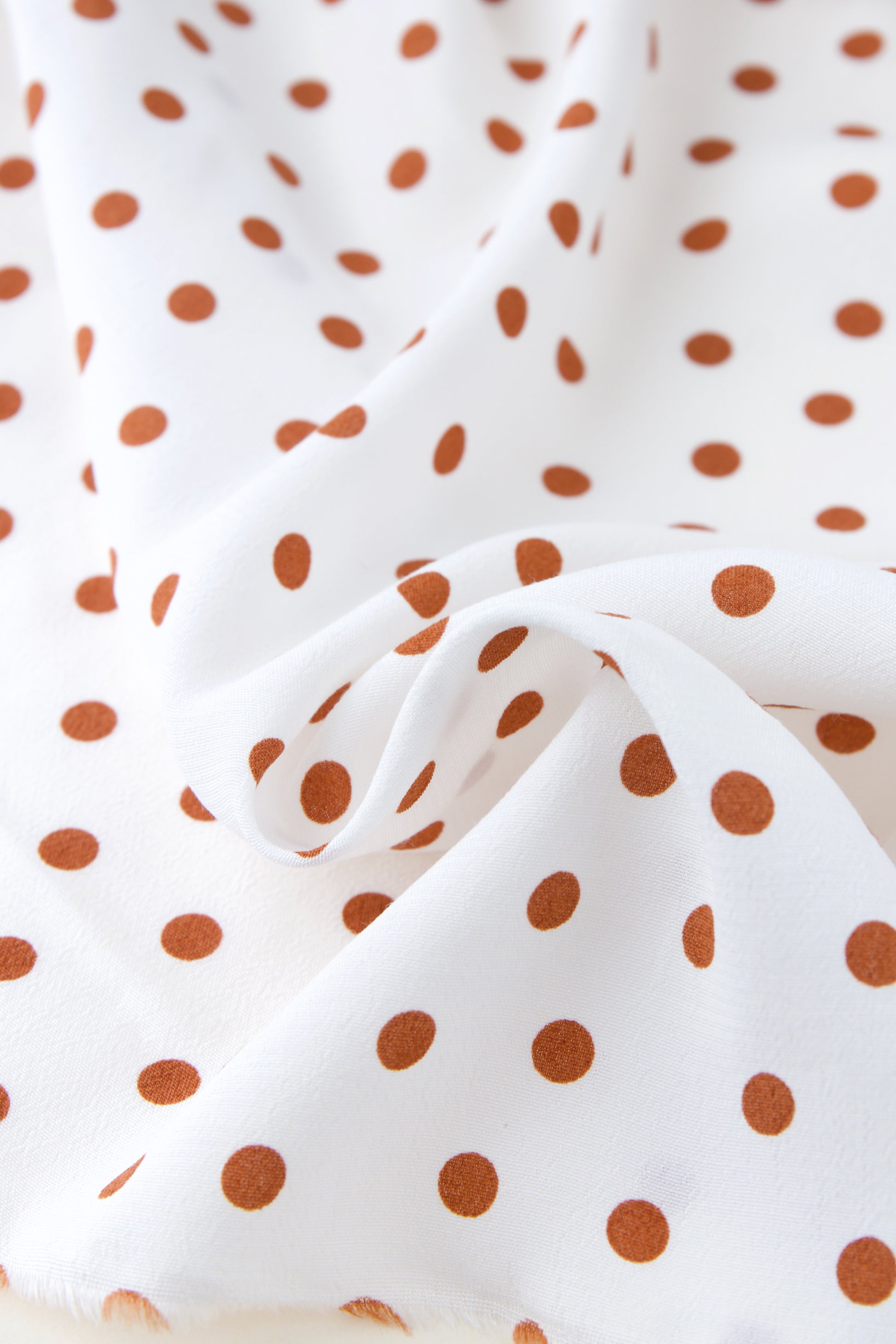 tissu au mètre pour couture crêpe de viscose imprimé pois marron caramel sur fond écru, muremure mercerie