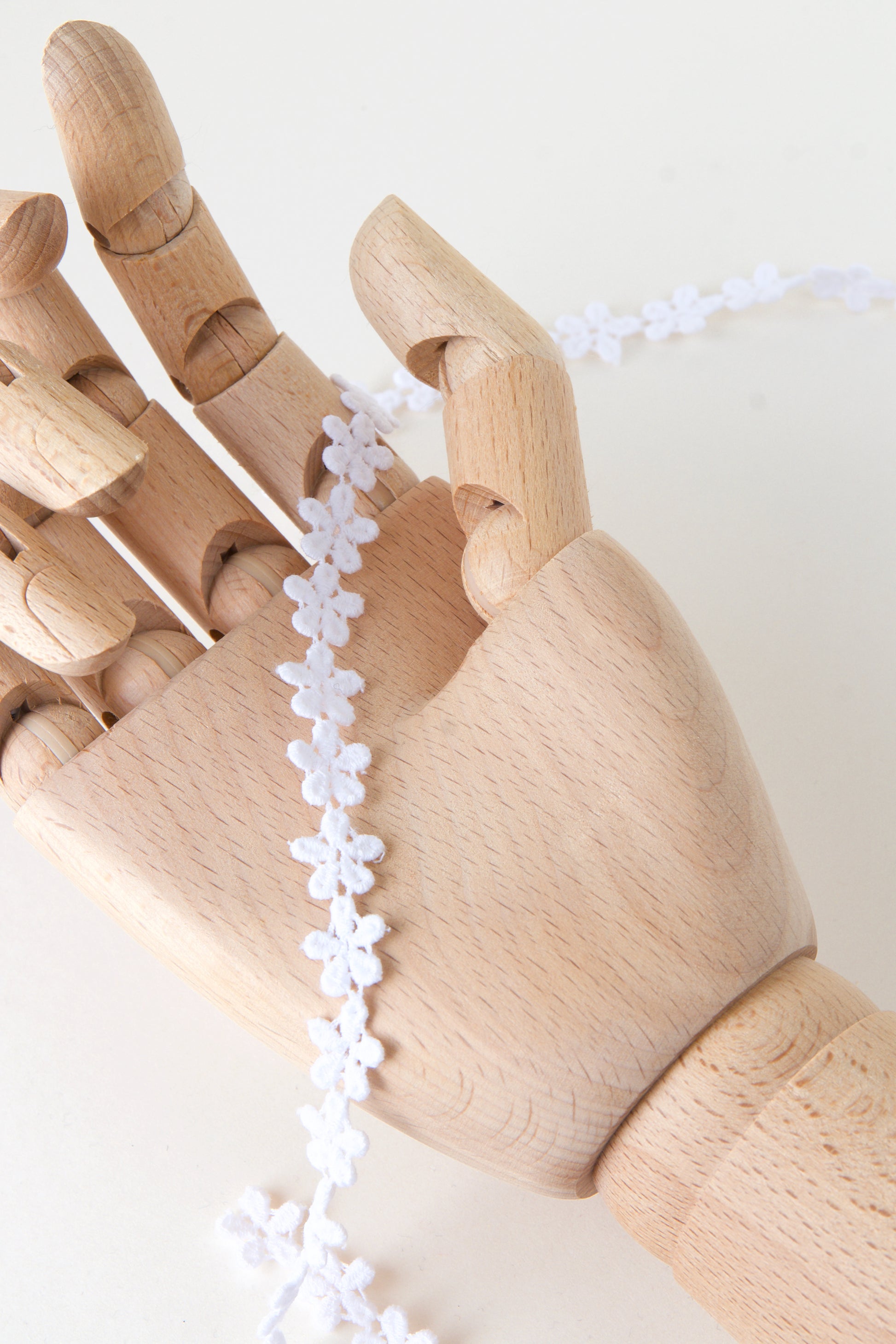 galon en guipure blanc, petites fleurs 1cm vintage, pour couture et customisation, upcycling.  Muremure mercerie en ligne