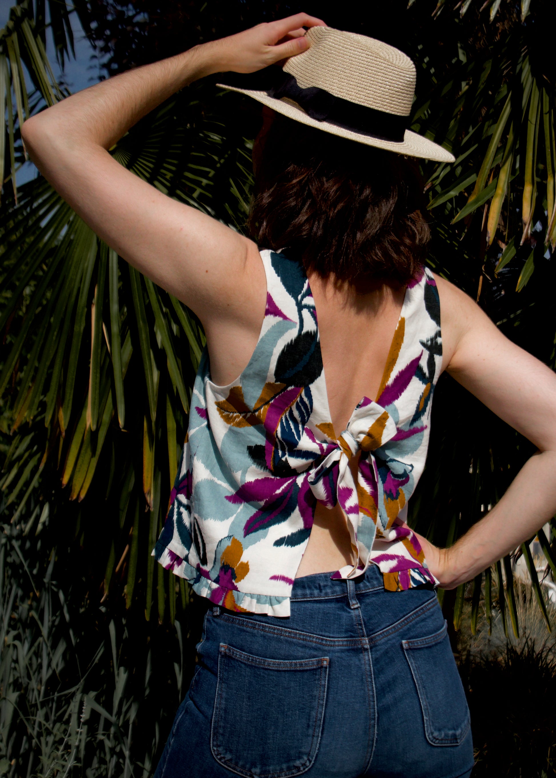 Top archipel de Atelier Scämmit, cousu en lin et viscose à motif floral bleu / noir / ocre / moutarde / rose fuchsia / fond écru. couture pour femme. Vente en ligne de tissu au mètre issu de stocks dormants