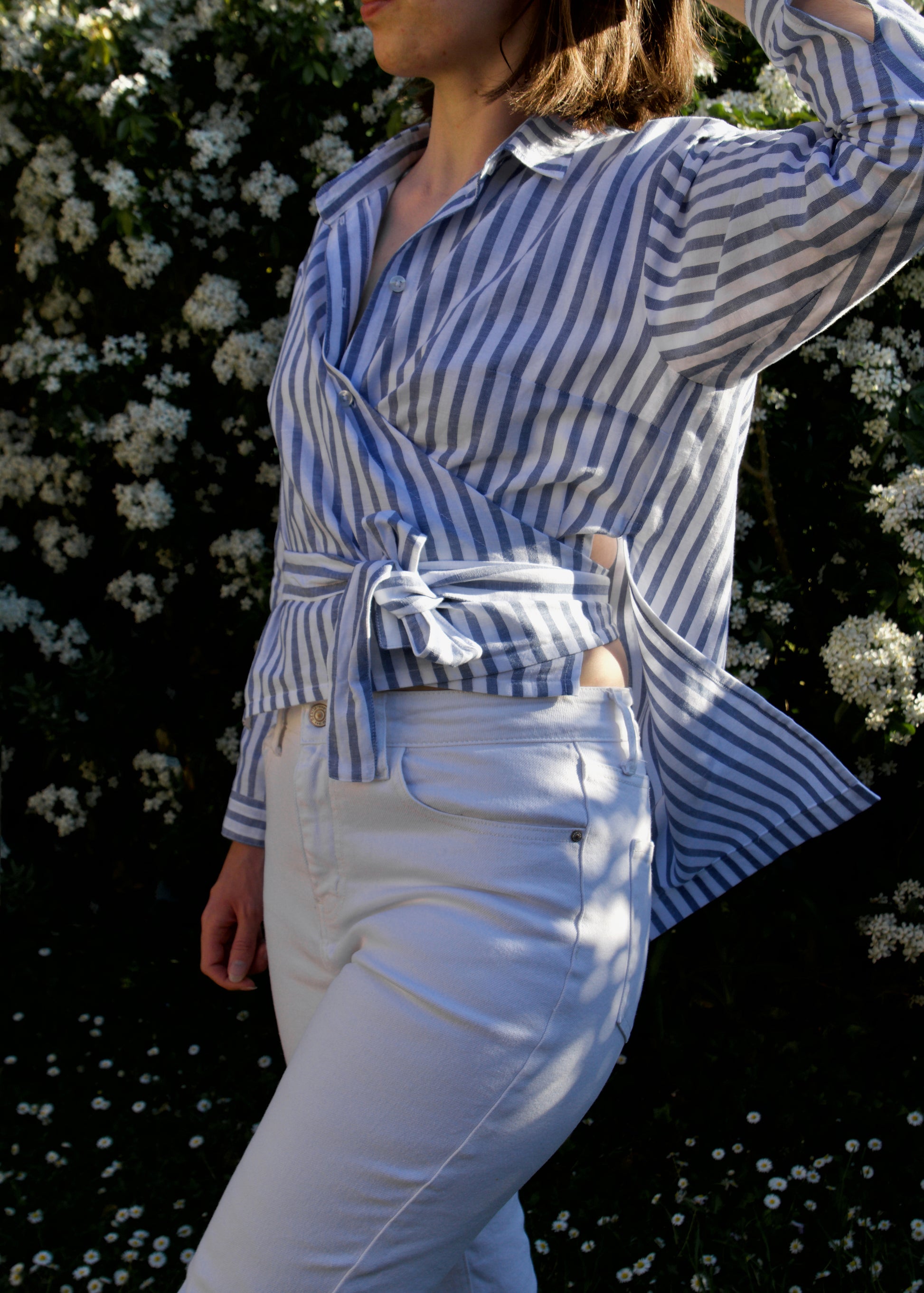 chemise femme cousue main en toile de lin et coton, rayée bleu et blanc, issu de stocks dormants. Disponible chez muremure - mercerie poéthique 