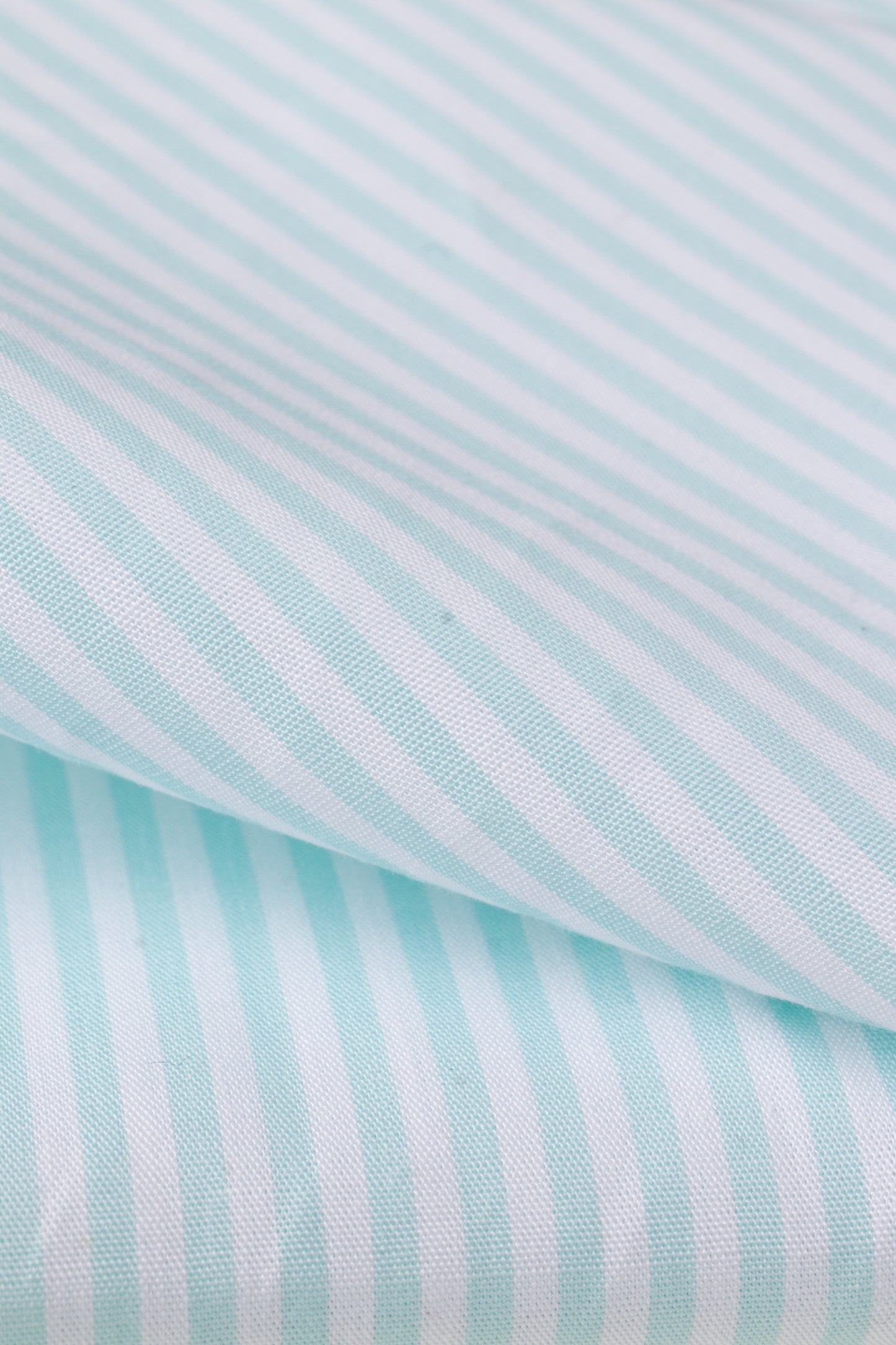 Popeline de stock dormants, 100% coton, rayée (2mm) blanc et vert d'eau / menthe. 
Tissu au mètre en vente sur la mercerie en ligne Muremure