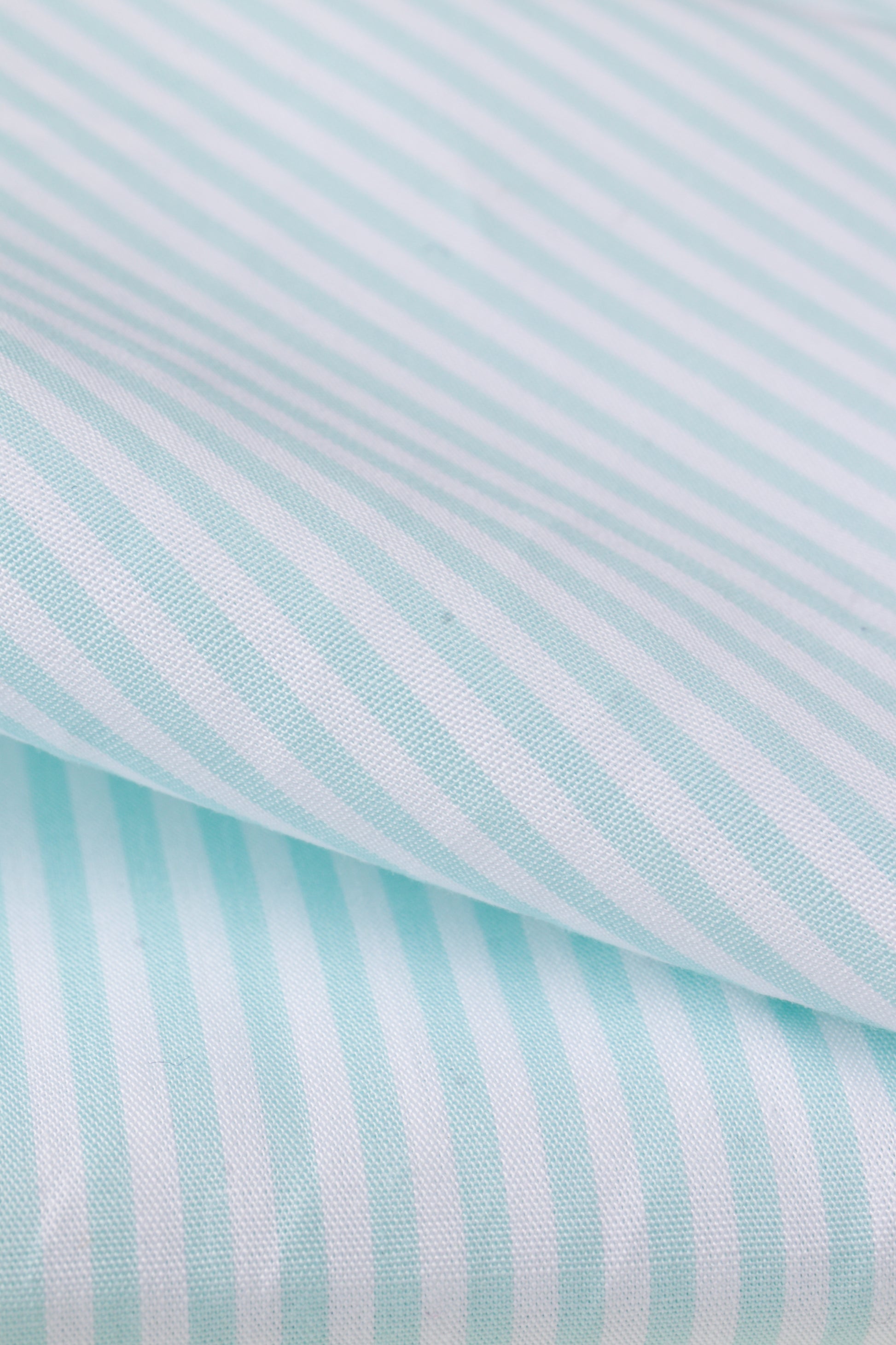 Popeline de stock dormants, 100% coton, rayée (2mm) blanc et vert d'eau / menthe. 
Tissu au mètre en vente sur la mercerie en ligne Muremure