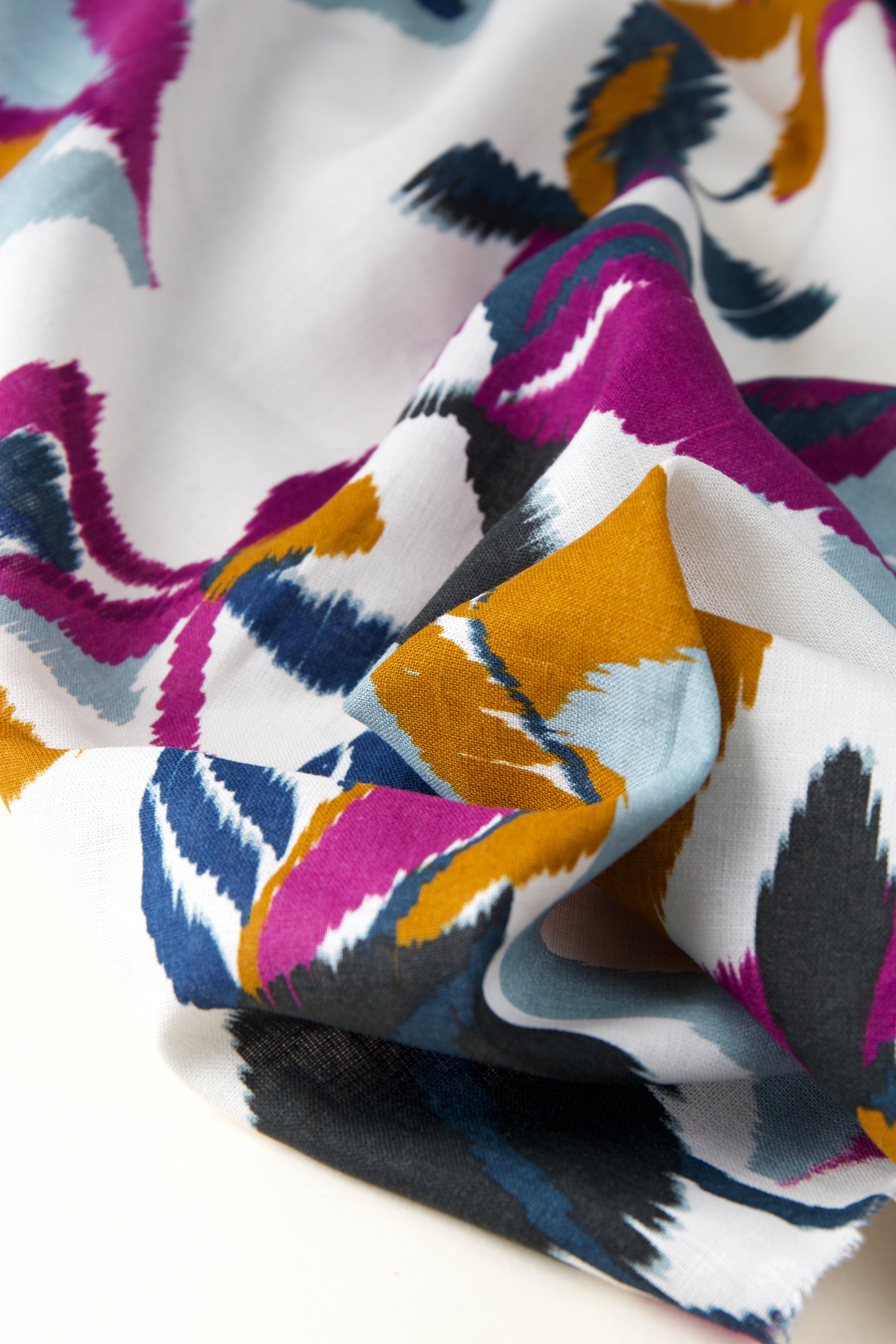 tissu au mètre pour couture, issu de stocks dormants, en lin et viscose pour coudre des vêtements d'été pour femme.
couleurs: bleu jeans / bleu gris / bleu nuit / noir / ocre / moutarde / rose vif / rose fuschia / violet / ond écru ou blanc cassé
