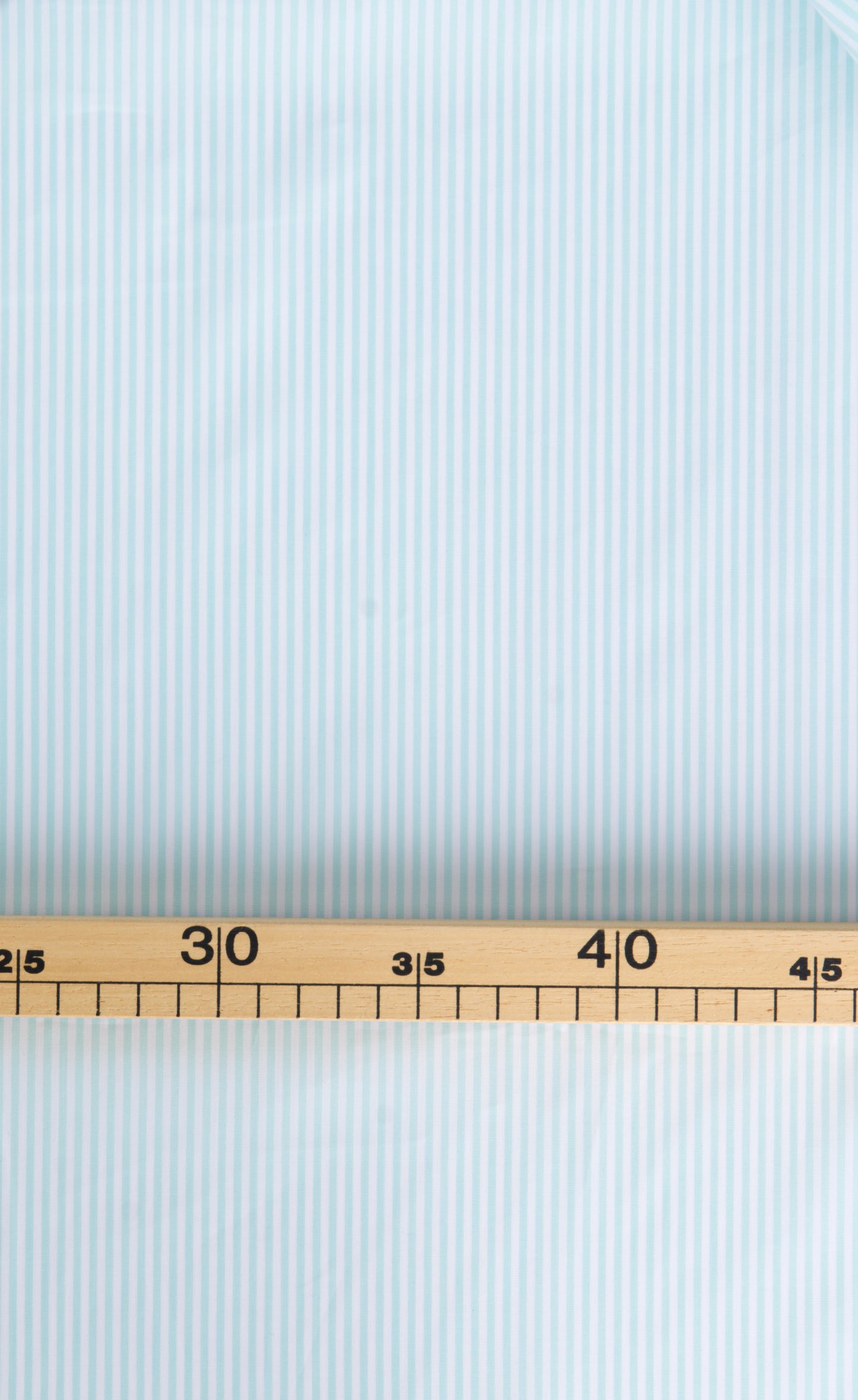 Popeline de coton rayée blanc et vert menthe (turquoise). rayures 2mm. Pour coudre une chemise, un top, une robe, des accessoires,... 
Tissu vendu au mètre chez Muremure - mercerie en ligne