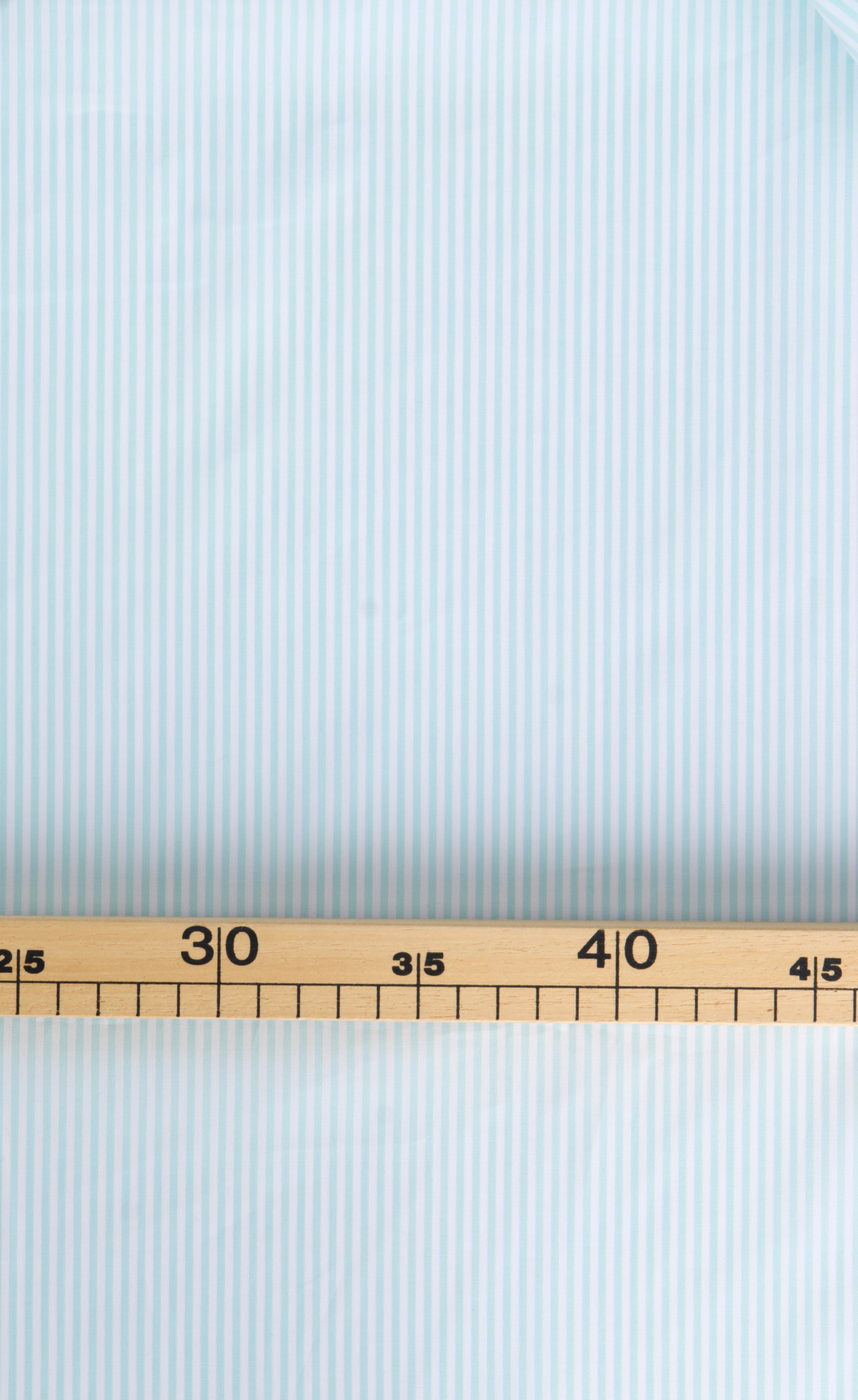 Popeline de coton rayée blanc et vert menthe (turquoise). rayures 2mm. Pour coudre une chemise, un top, une robe, des accessoires,... 
Tissu vendu au mètre chez Muremure - mercerie en ligne