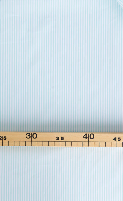 Popeline de coton rayée blanc et vert menthe (turquoise). rayures 2mm. Pour coudre une chemise, un top, une robe, des accessoires,... 
Tissu vendu au mètre chez Muremure - mercerie en ligne