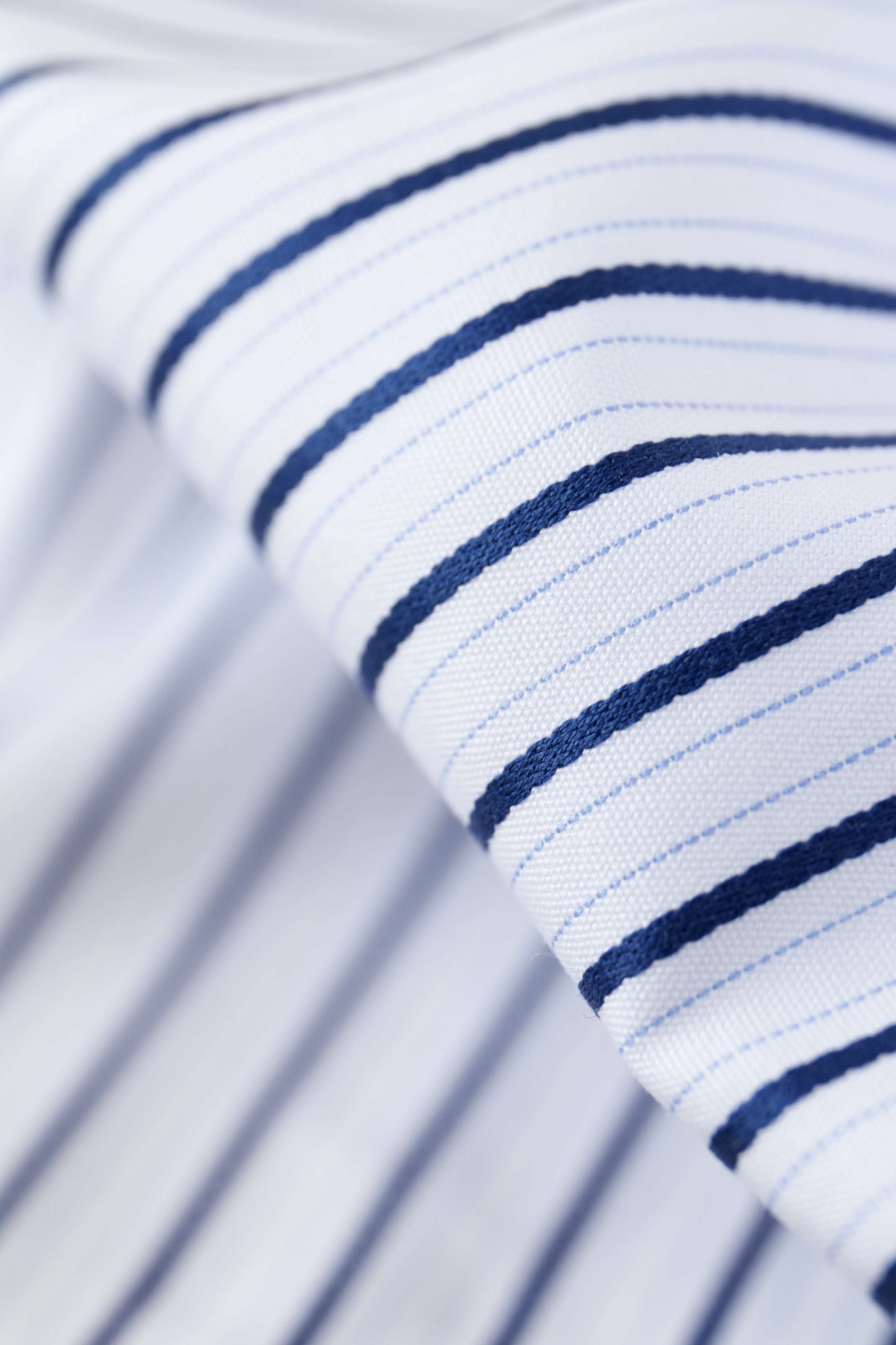 Tissu popeline de coton rayée bleu et blanc, au mètre, pour coudre une chemise pour femme ou pour homme.
