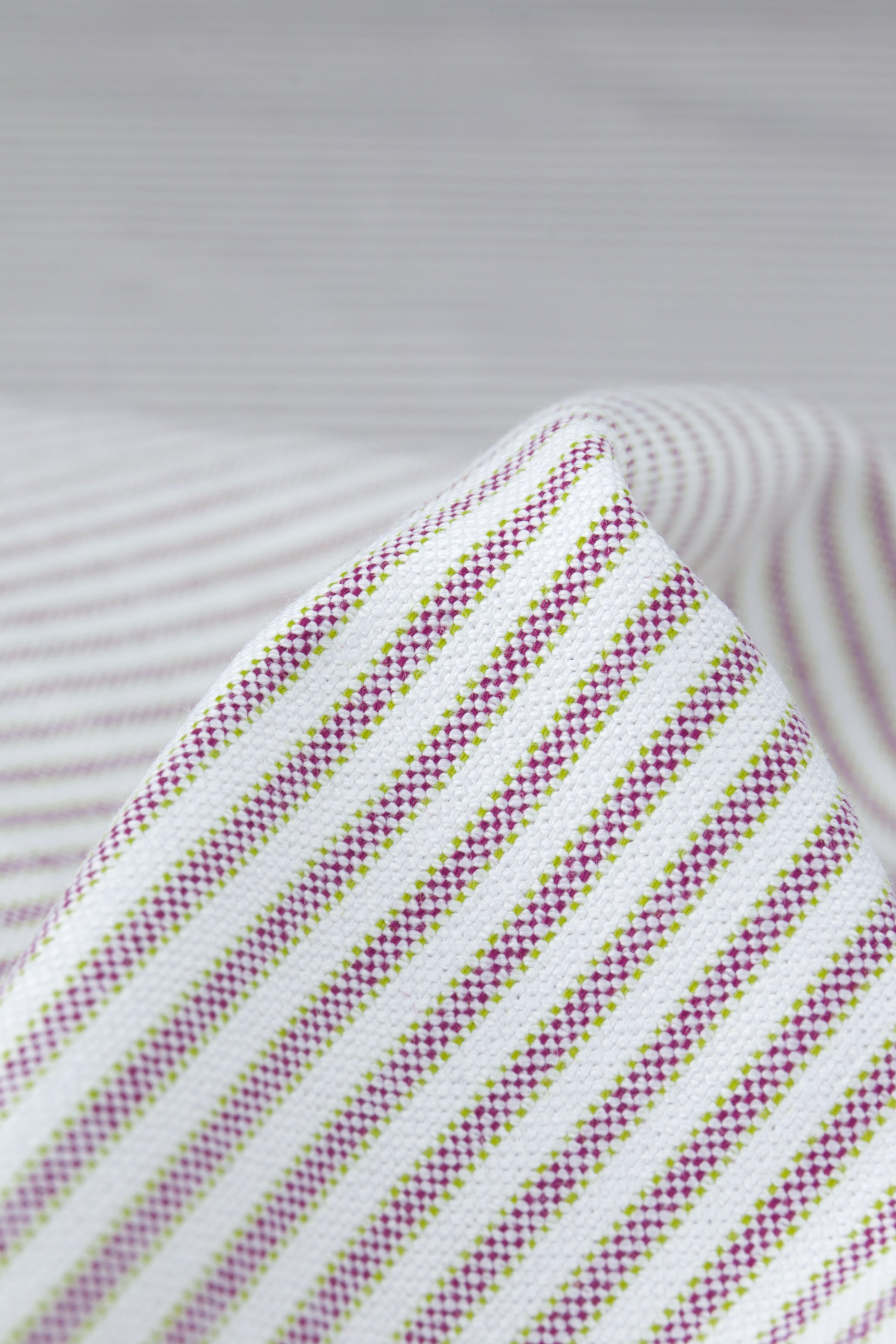 tissu en coton à rayures vert matcha/vert mousse et blanc et lilas pour coudre top, haut, chemise. 
muremure-mercerie poéthique