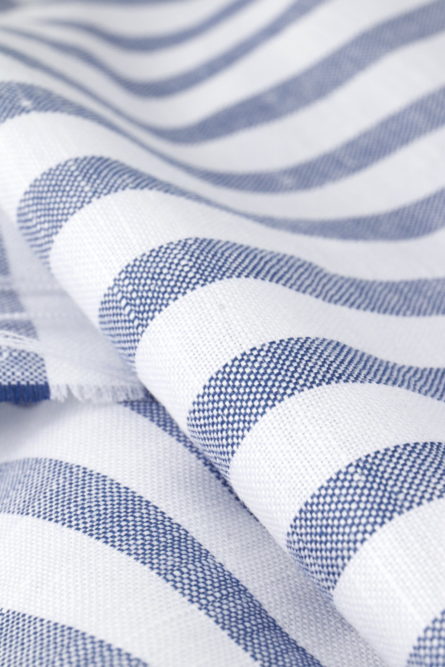 Zoom sur la toile de lin et coton rayée bleu et blanc. tissu au mètre pour couture de vêtements, disponible sur la mercerie en ligne Muremure.