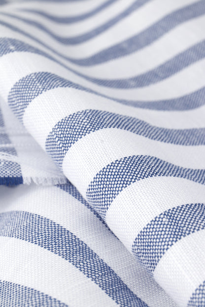 Zoom sur la toile de lin et coton rayée bleu et blanc. tissu au mètre pour couture de vêtements, disponible sur la mercerie en ligne Muremure.