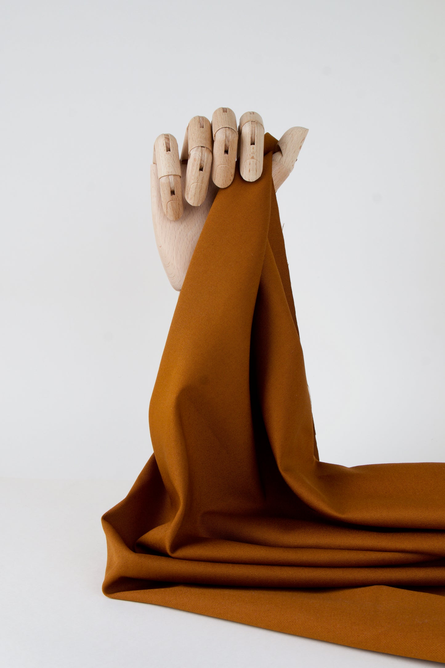 twill (sérgé) de coton épais, type denim, de couleur marron caramel / rouille pour coudre un pantalon, un short, ou une veste homme, femme, style workwear