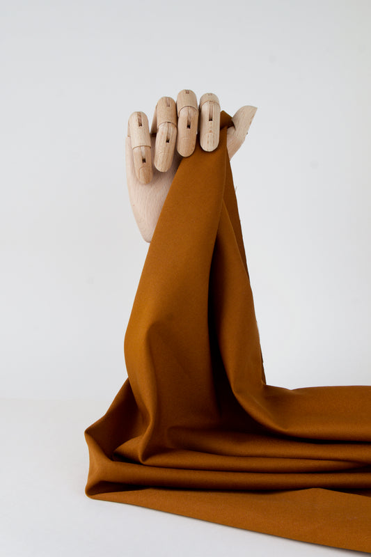 twill (sérgé) de coton épais, type denim, de couleur marron caramel / rouille pour coudre un pantalon, un short, ou une veste homme, femme, style workwear